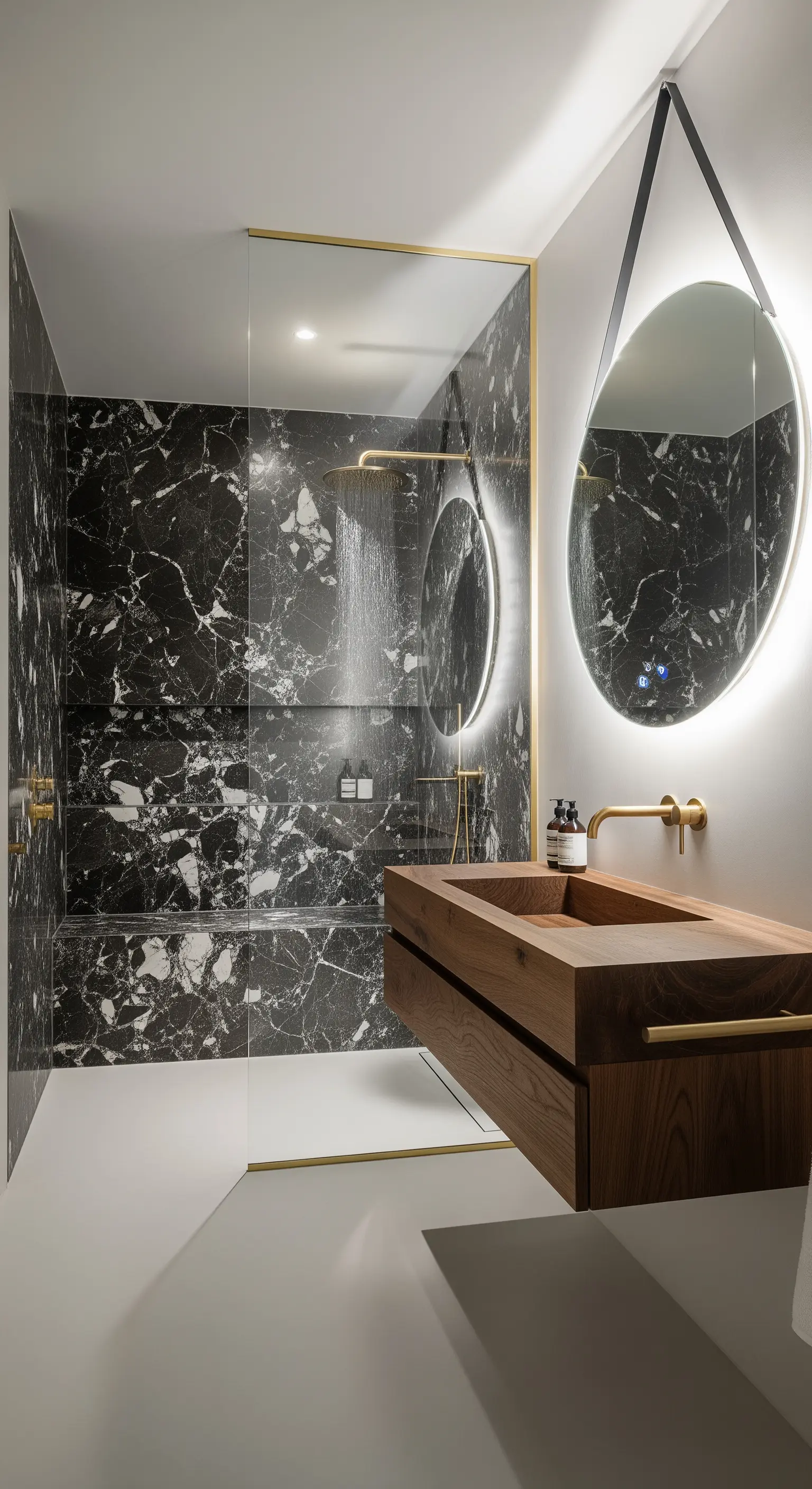 Schwarze Marmordusche mit schwebendem Holzwaschtisch und rundem LED-Spiegel.