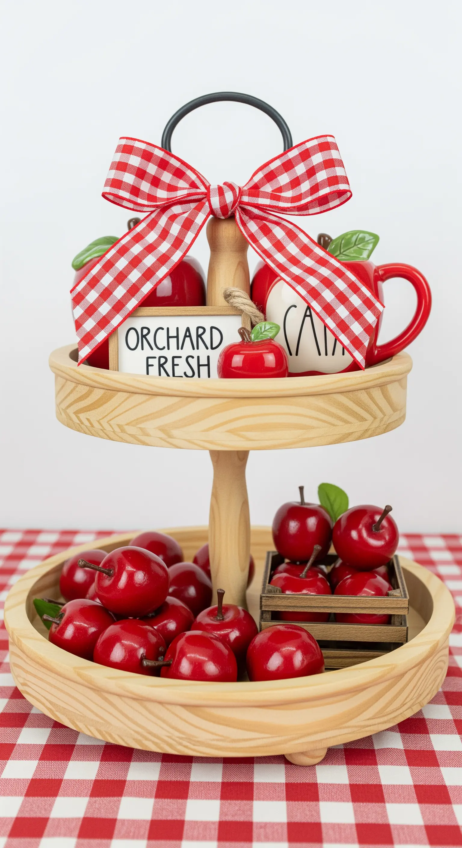 Herbstliche Etagere im Landhausstil mit roten Äpfeln und Vichy-Karo-Schleife.