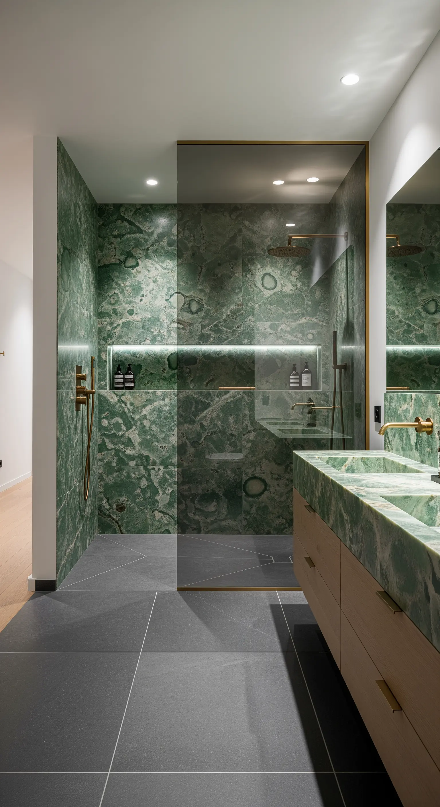 Grüner Onyx, Holzwaschtisch, Duschkabine, Messingarmaturen