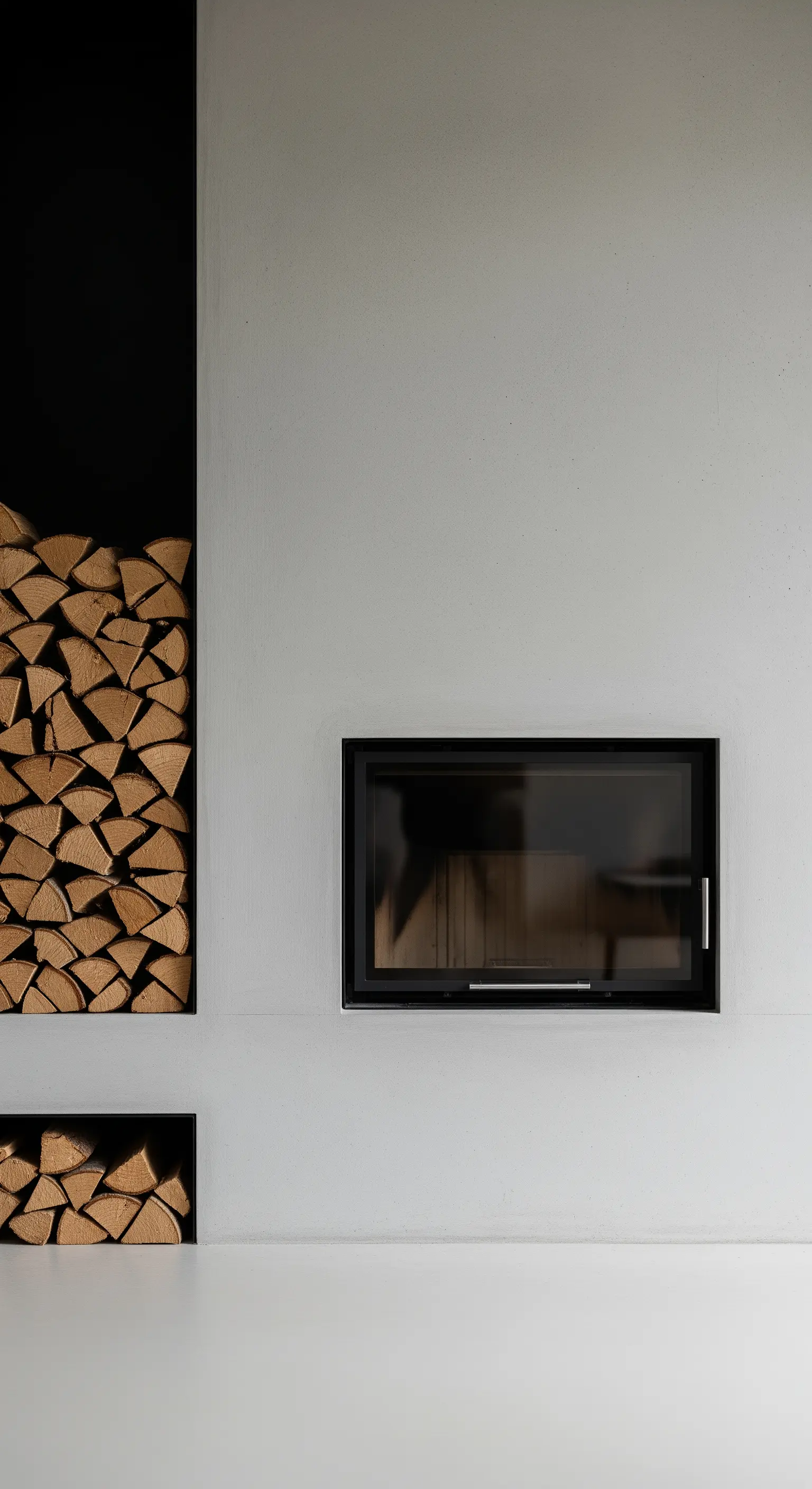 Ordentlich gestapeltes Kaminholz in einer Wandnische als Teil des minimalistischen Designs.