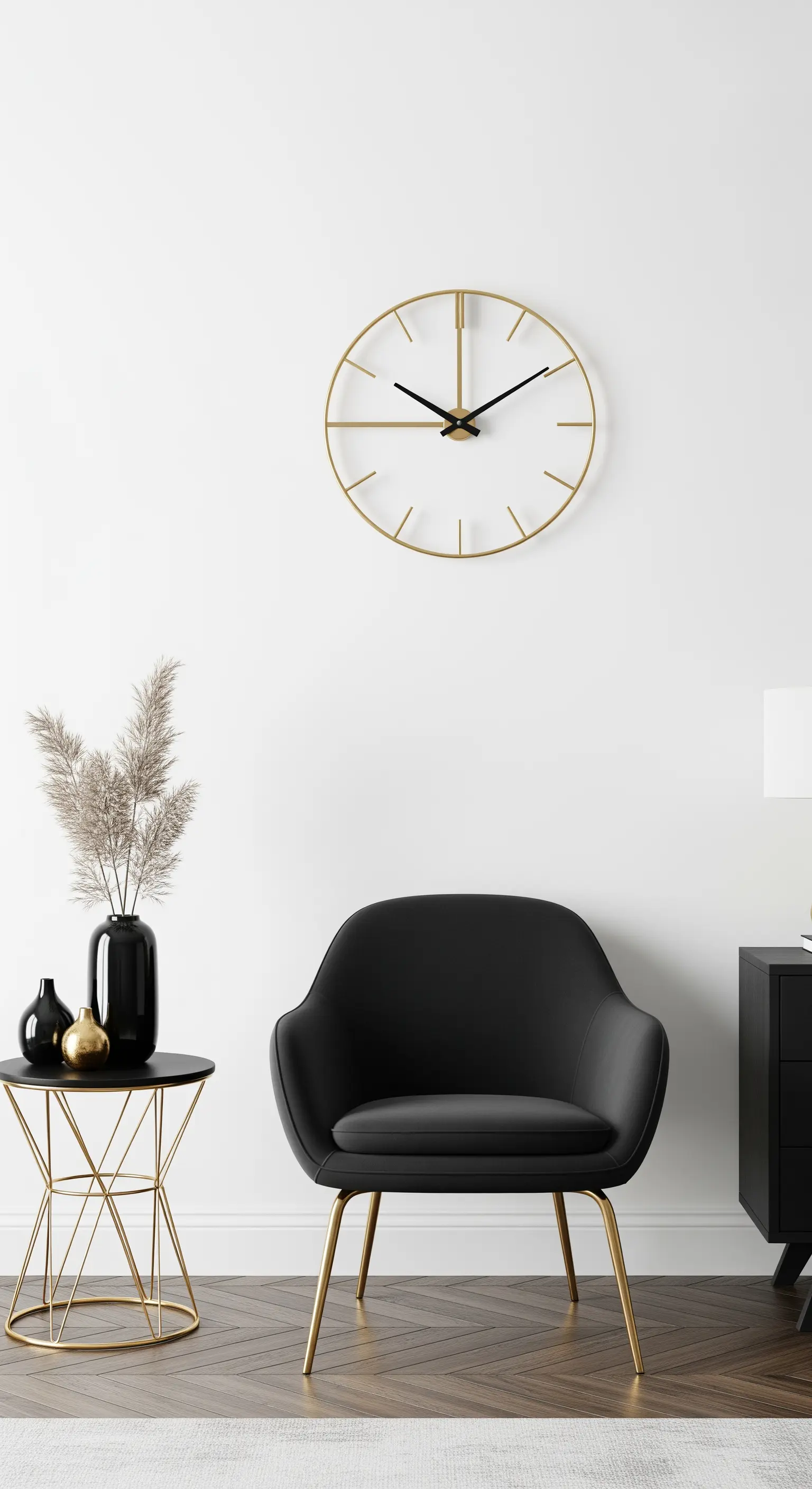 Große, goldene, minimalistische Wanduhr an einer weißen Wand über einem schwarzen Sessel.