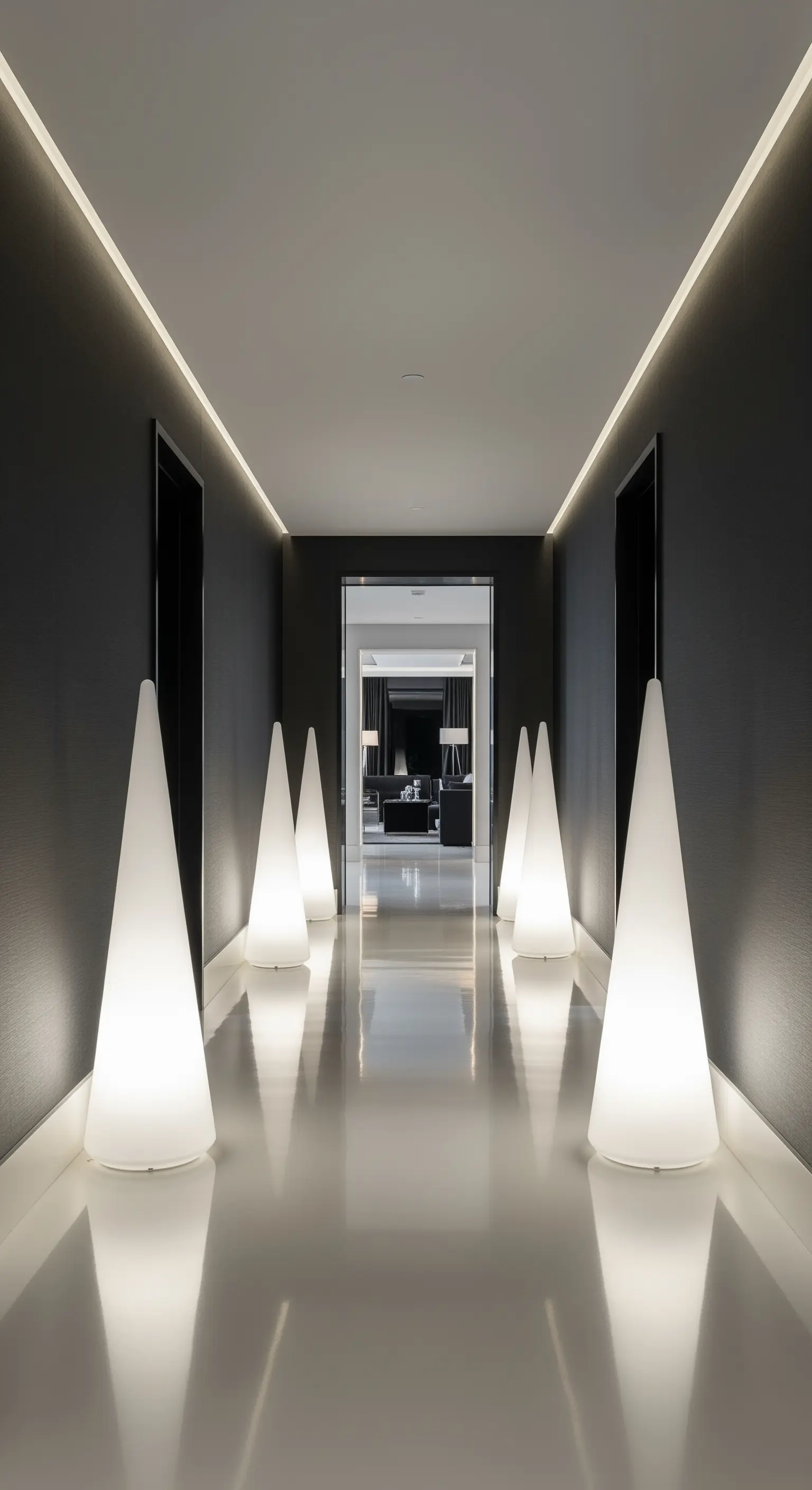 Langer Flur mit leuchtenden weißen Kegellampen und indirekter Deckenbeleuchtung.