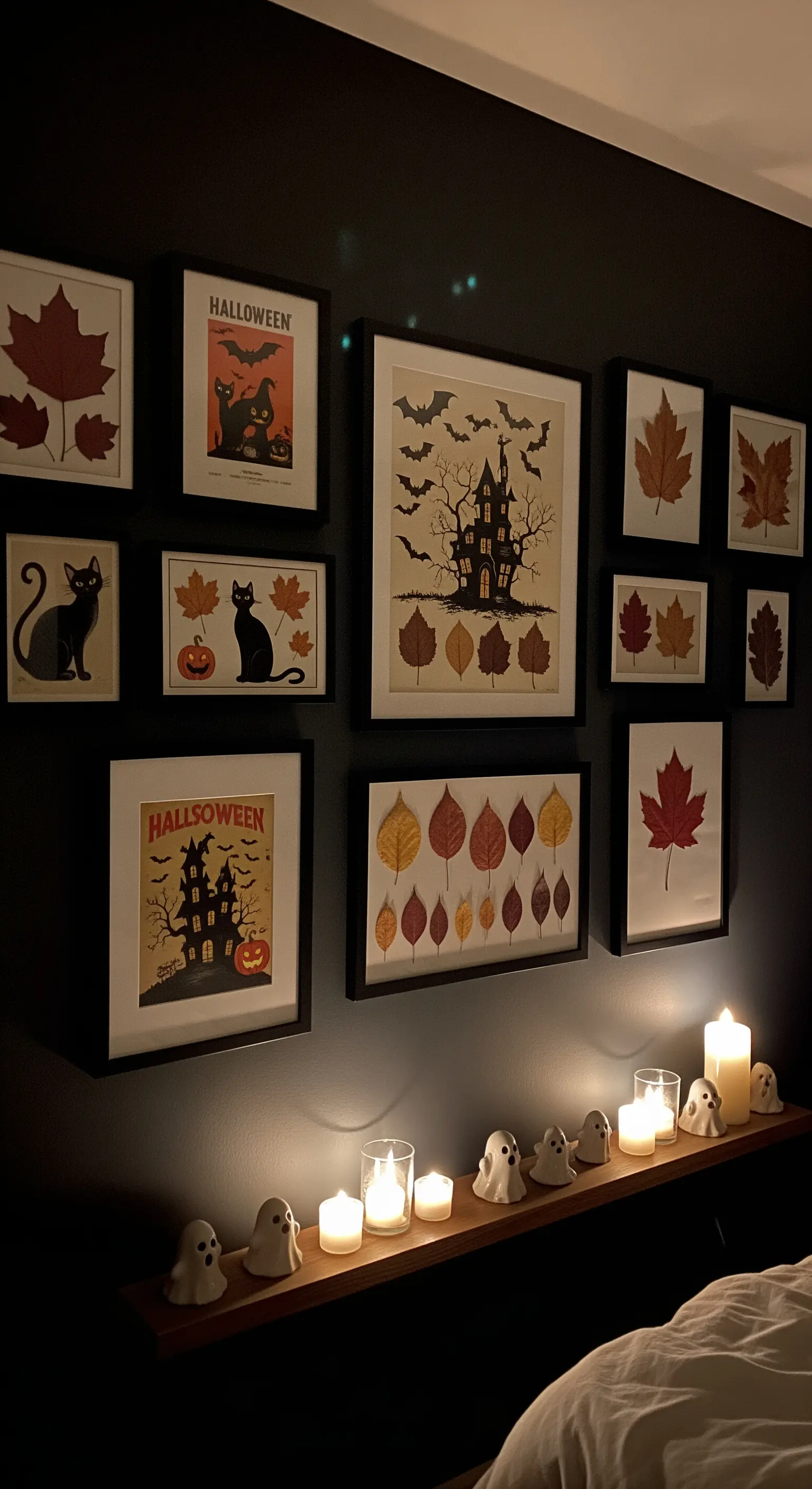 Dunkle Wand mit gerahmten Herbstbildern und Halloween-Postern, beleuchtete Geister-Deko