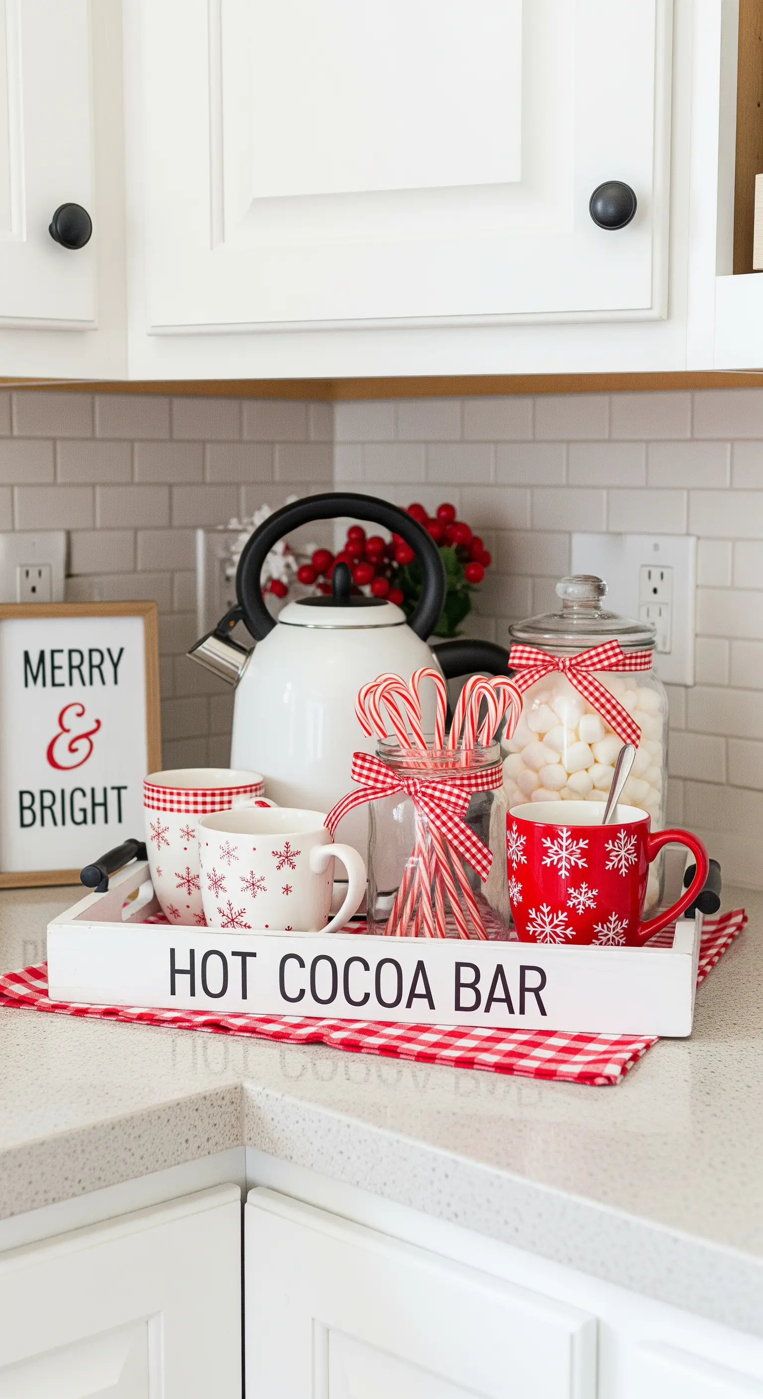 „Hot Cocoa Bar“ auf Tablett mit Tassen, Zuckerstangen und Marshmallows.