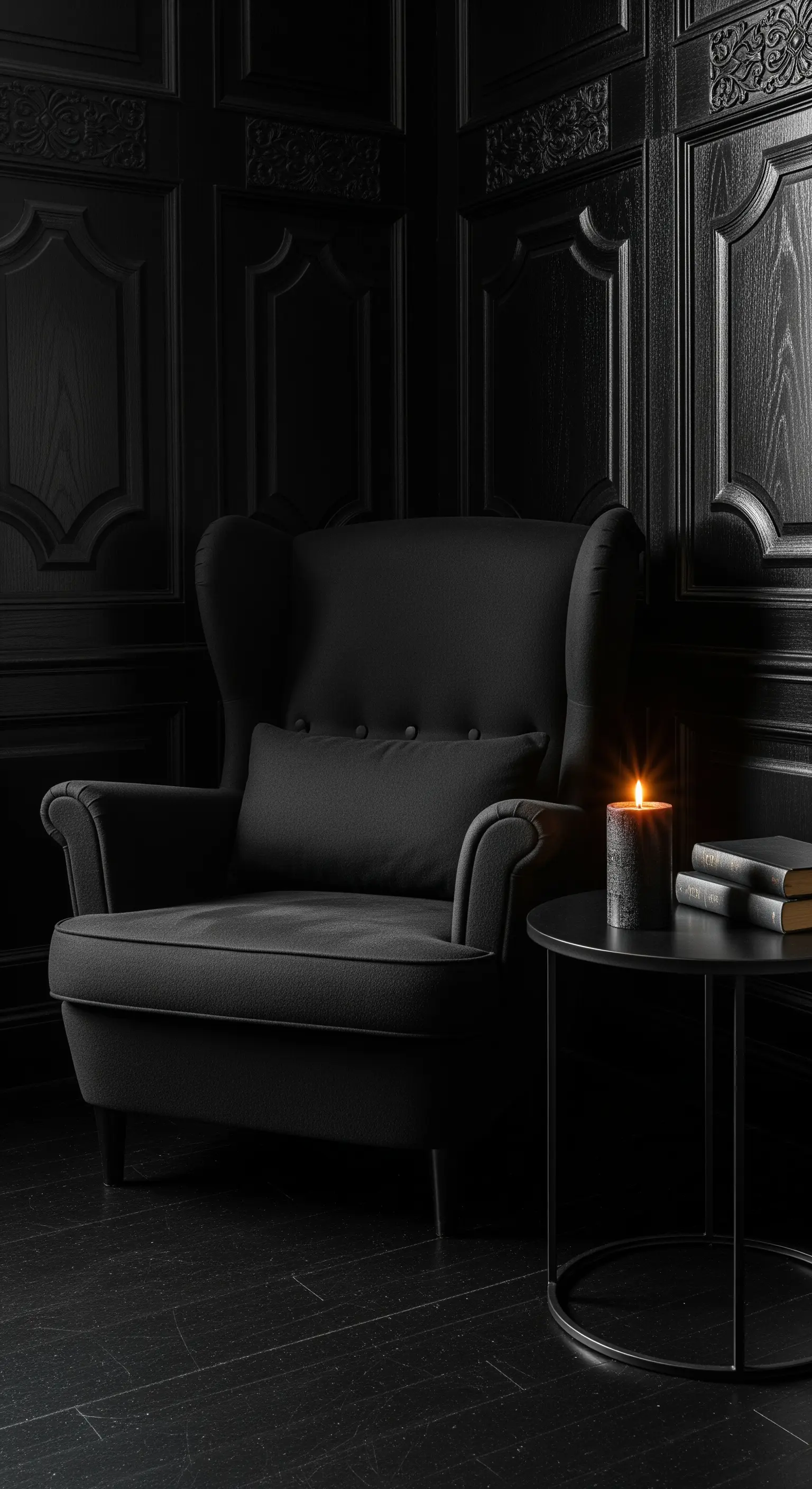 Schwarze Leseecke mit Samtsessel, dunkler Wandverkleidung und Kerzenlicht