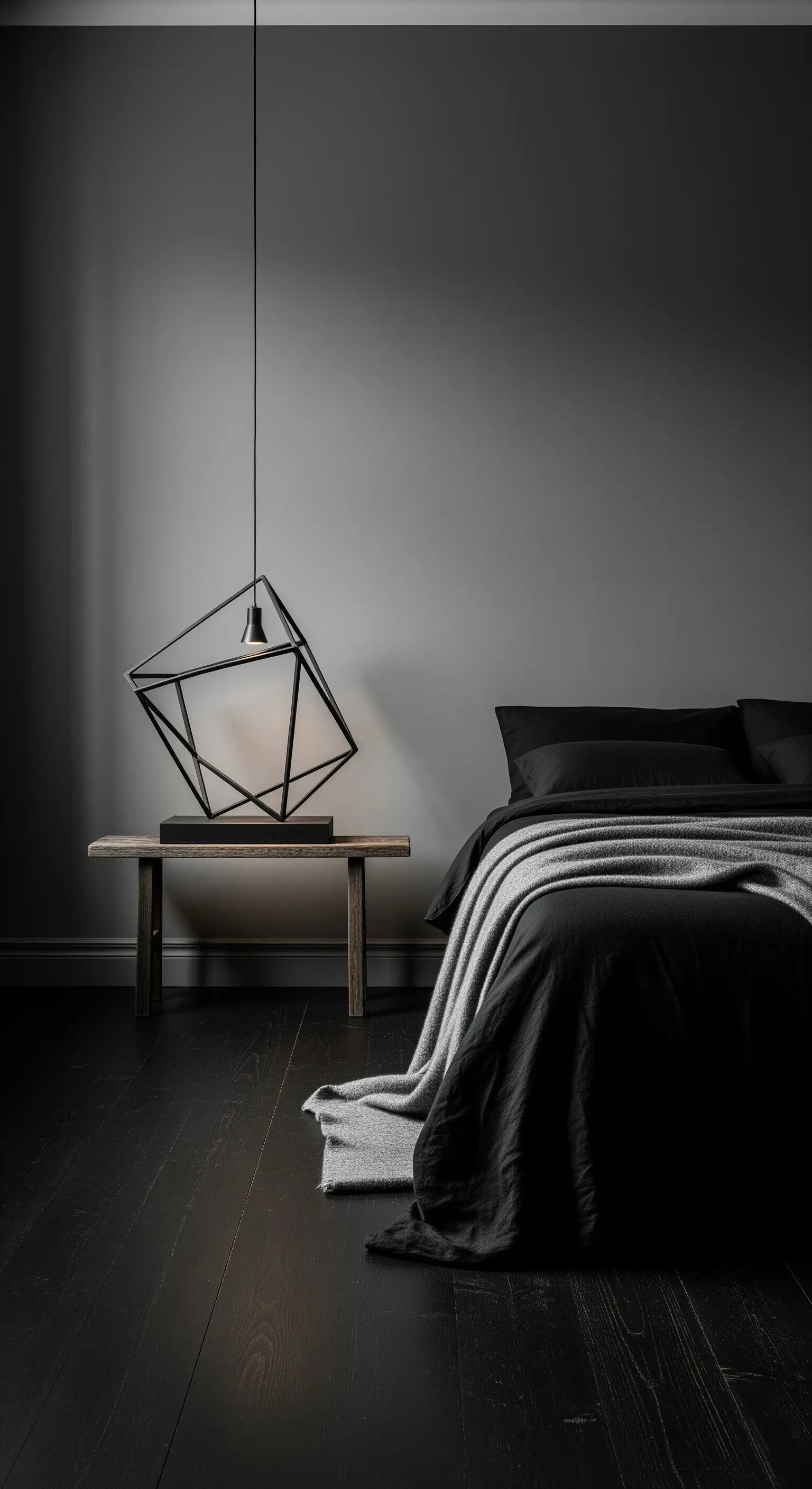 Moderne, geometrische Lichtskulptur als Nachttischlampe in einem dunklen, minimalistischen Schlafzimmer.