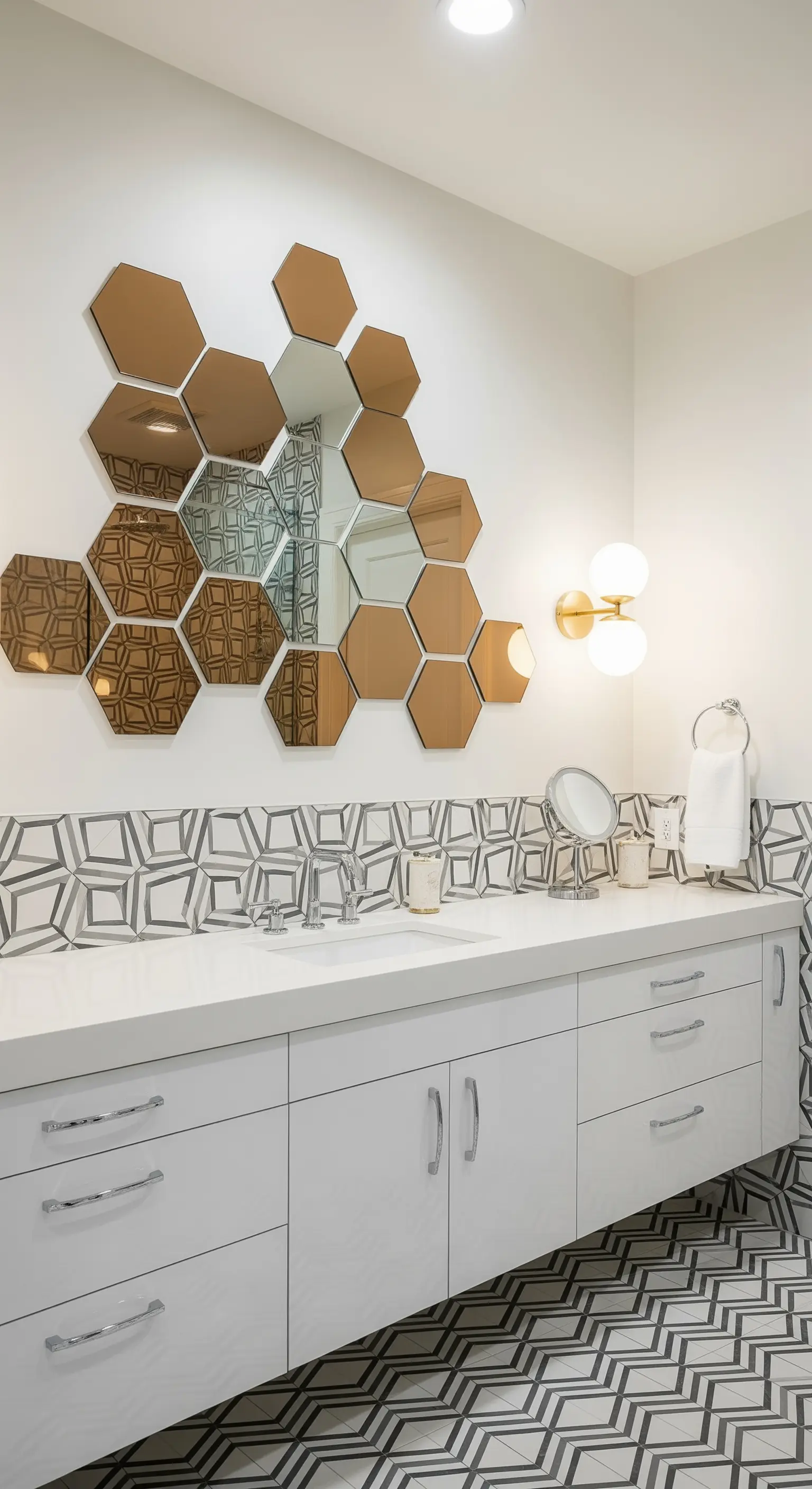 Moderner Waschtisch mit einer Wandinstallation aus sechseckigen Spiegelfliesen in Bronze und Klar.