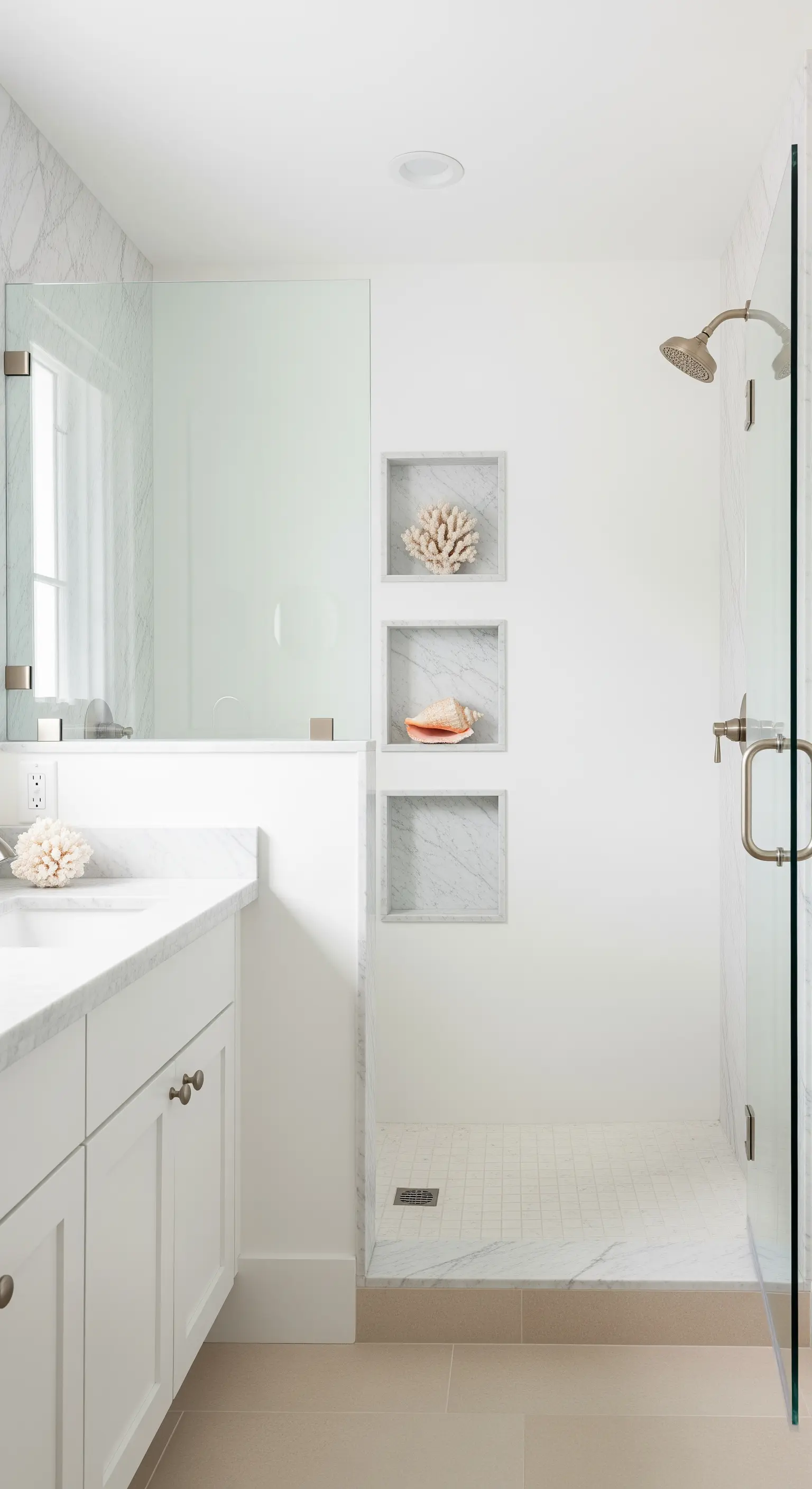 Drei vertikal angeordnete, quadratische Marmor-Nischen in einer weißen Dusche.