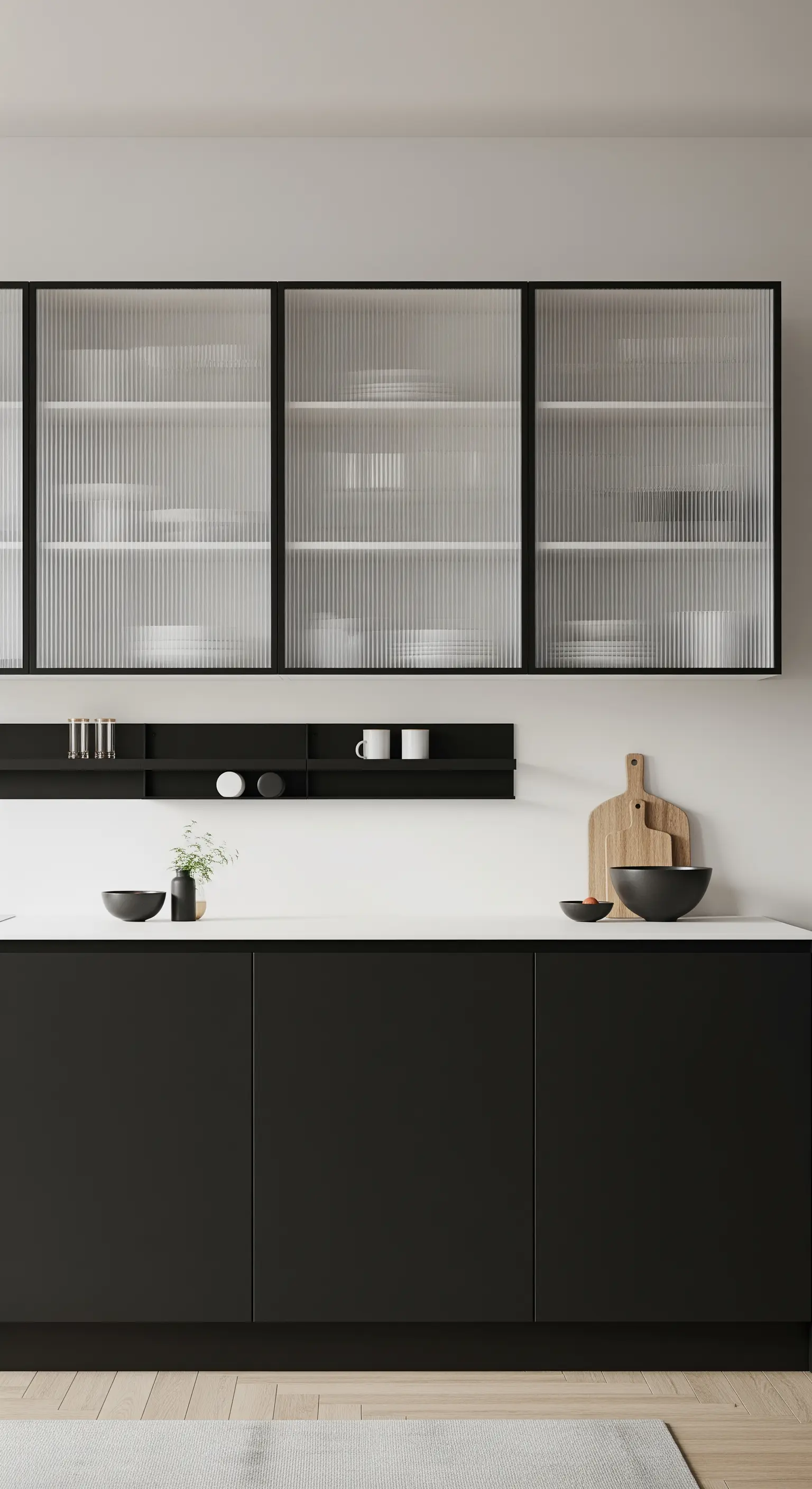 Schwarze Küche mit Oberschränken aus geriffeltem Glas und schwarzen Metallrahmen