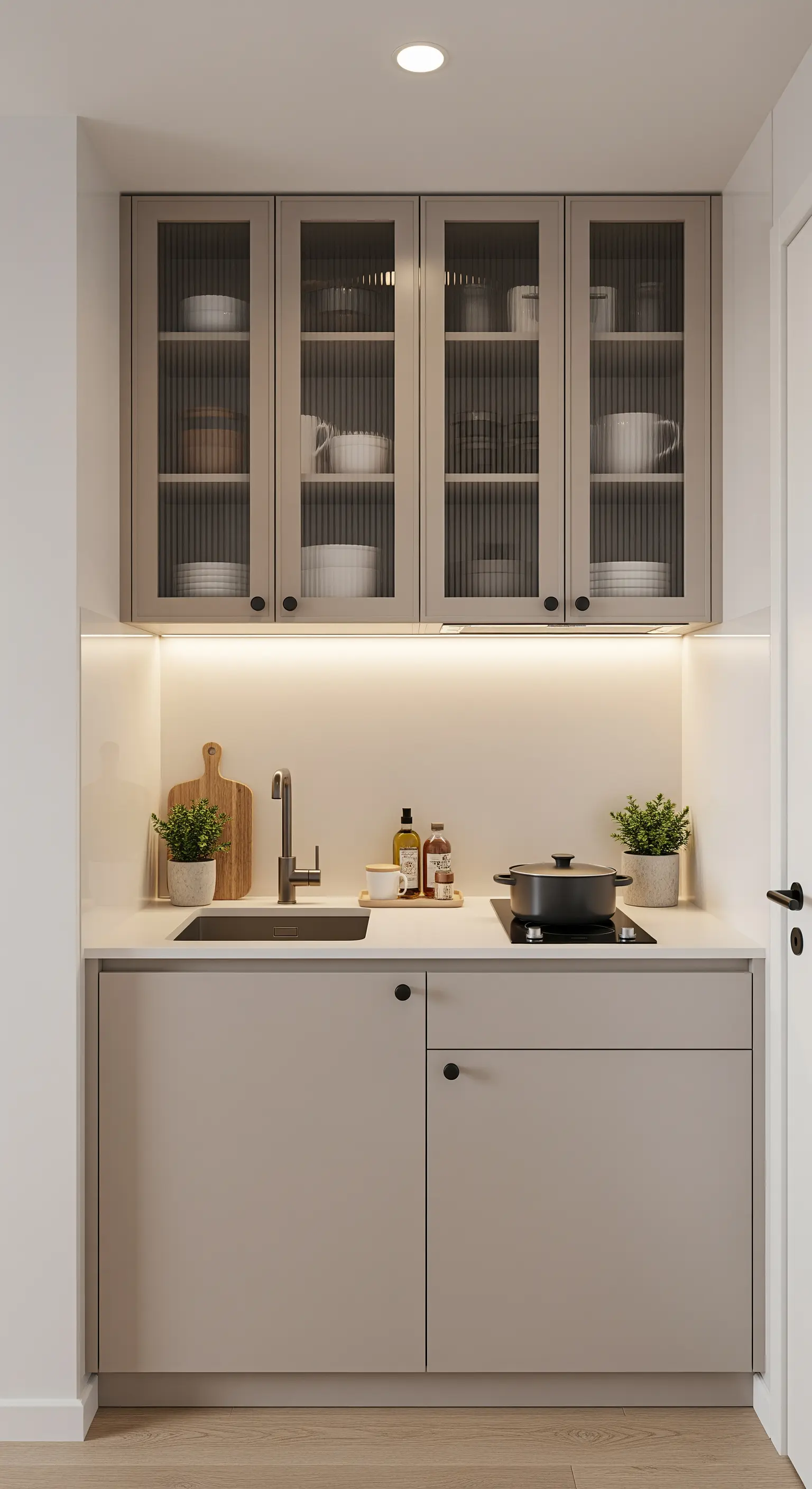 Hängeschränke mit geriffelten Glastüren, hinter denen weißes Geschirr schemenhaft zu sehen ist.