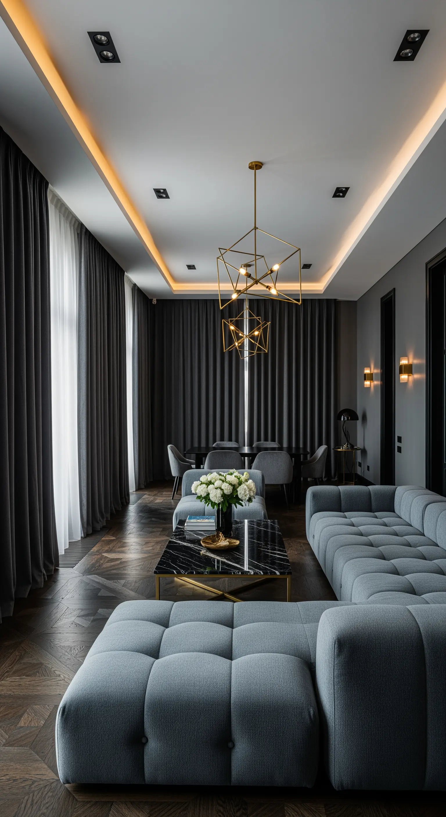 Schwere, dunkle Vorhänge kombiniert mit transparenten Schals im eleganten Wohnzimmer