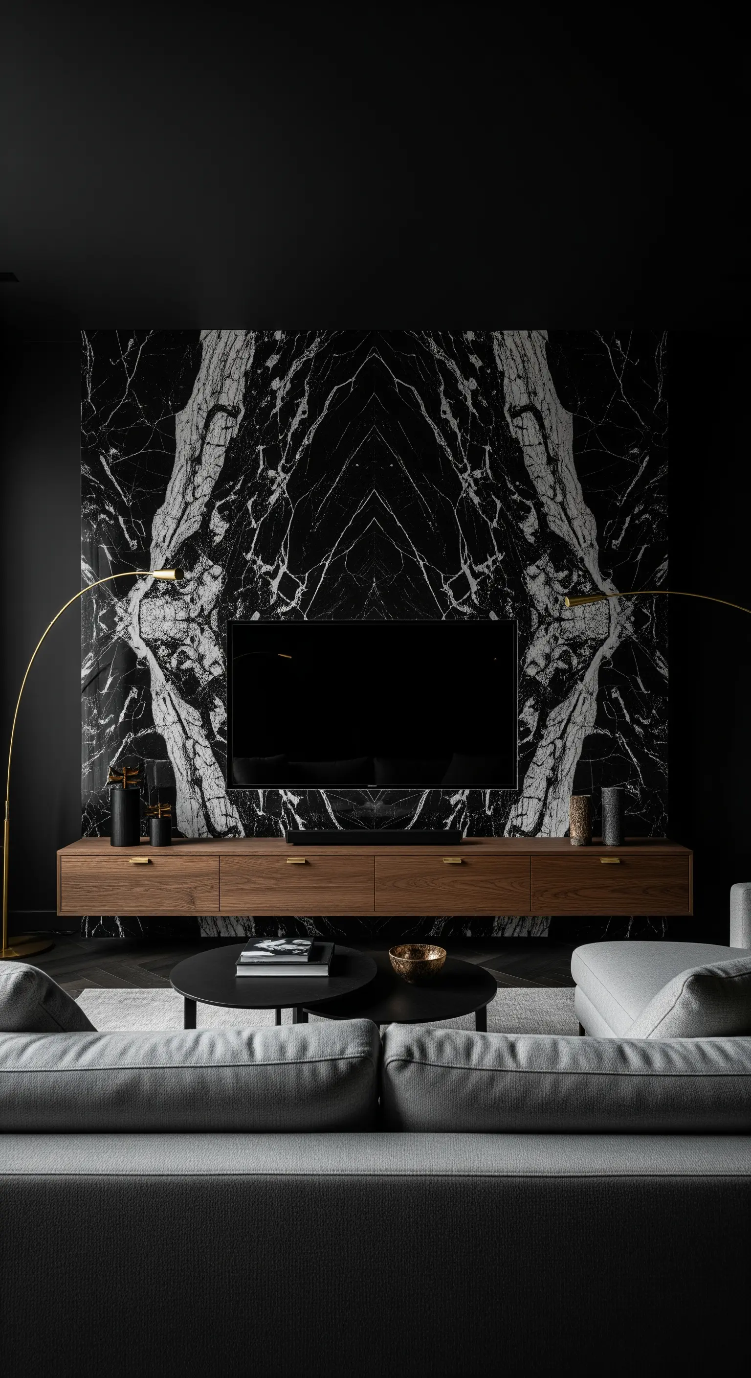 Symmetrisch gemusterte Marmorwand (Book-Matching) hinter einem Fernseher.