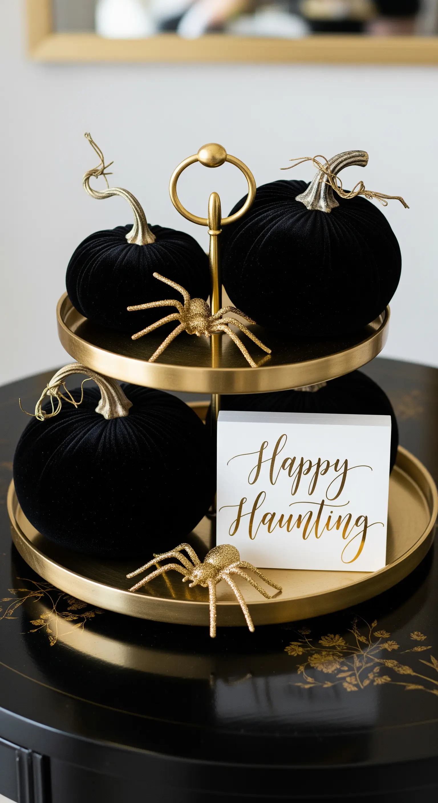 Elegante Halloween-Deko in Schwarz und Gold mit Samtkürbissen.