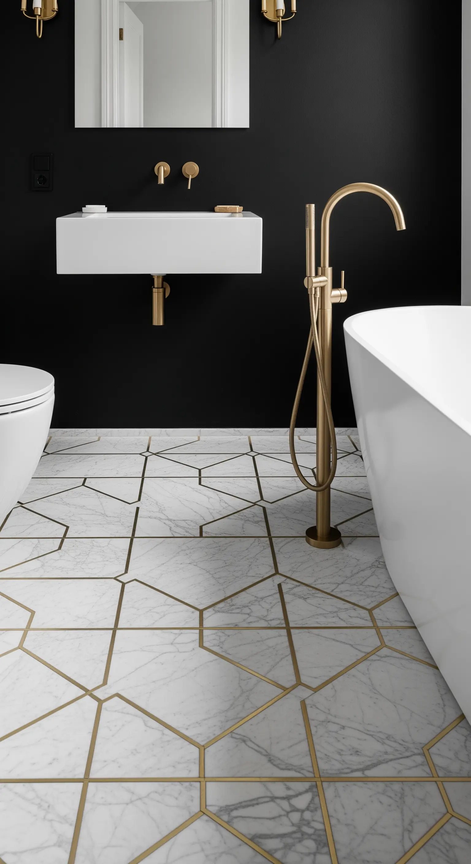 Weißer Marmorboden mit einem geometrischen Muster aus eingelassenen Messinglinien.