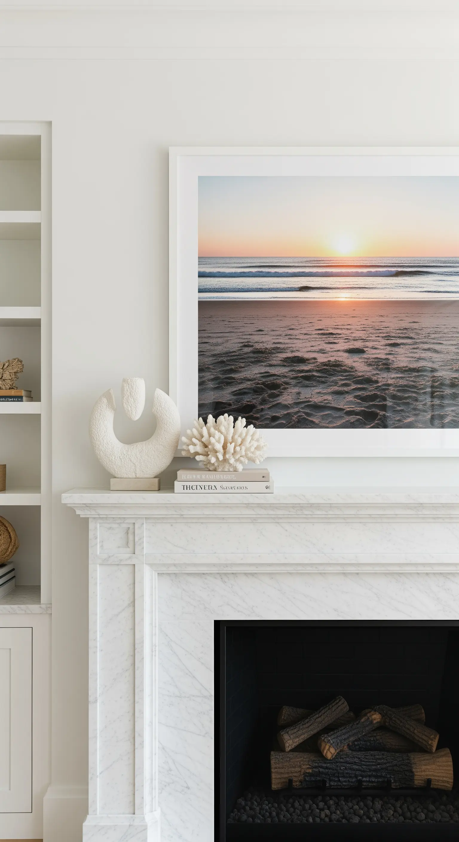 Marmor-Kamin mit Sonnenuntergangsfoto, weißer Koralle und moderner Skulptur.