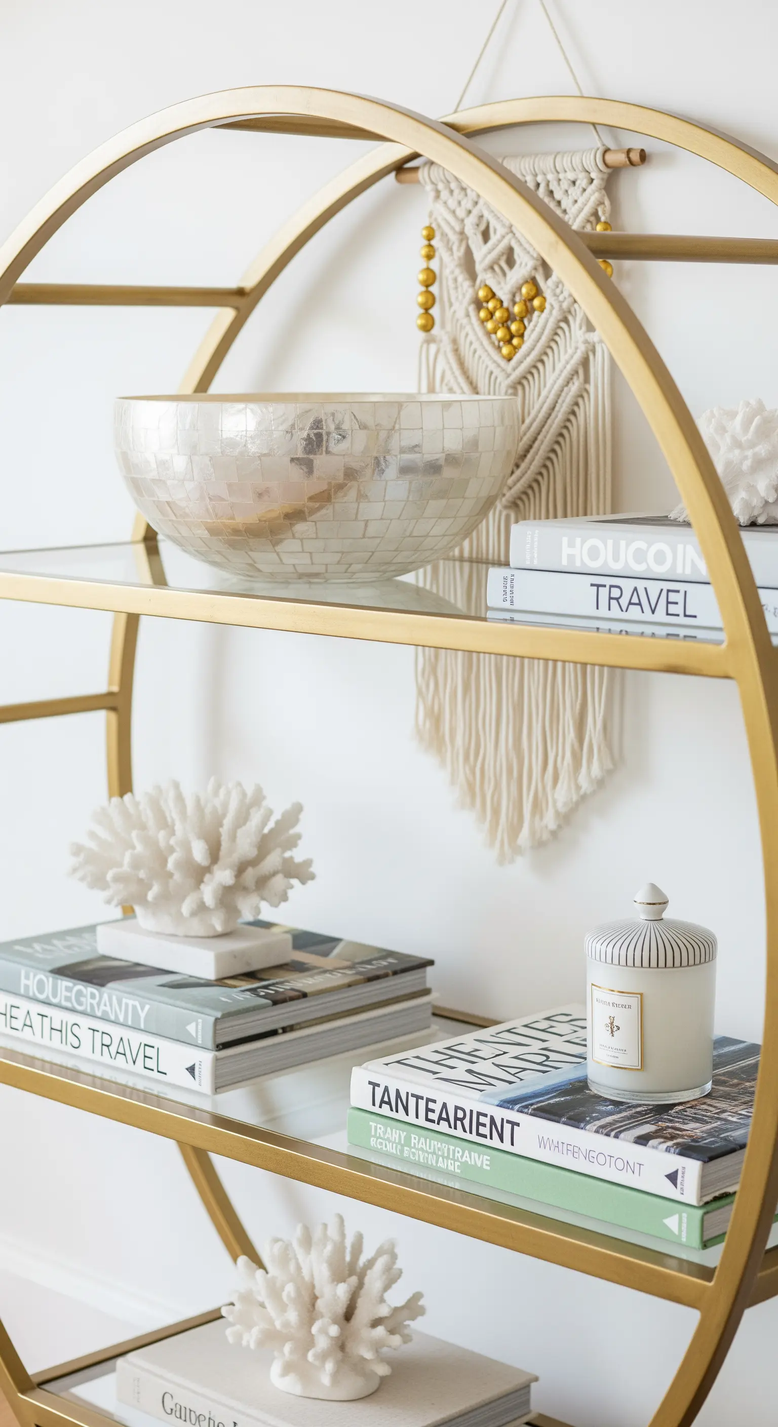 Goldenes Rundregal mit weißer Koralle, Perlmutt-Schale und Büchern.