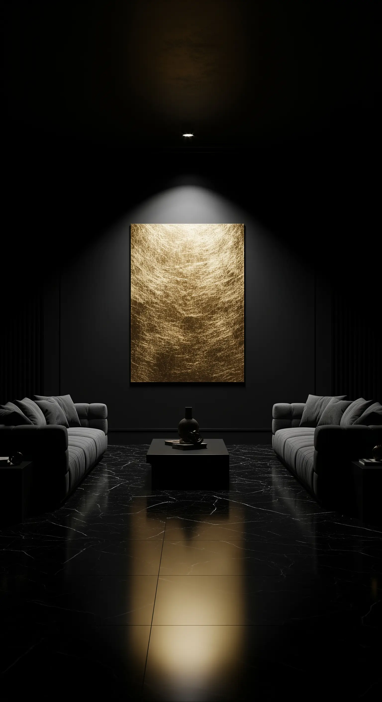 Golden strukturiertes Kunstwerk an dunkler Wand, von Deckenlicht dramatisch beleuchtet, dunkler Luxusraum