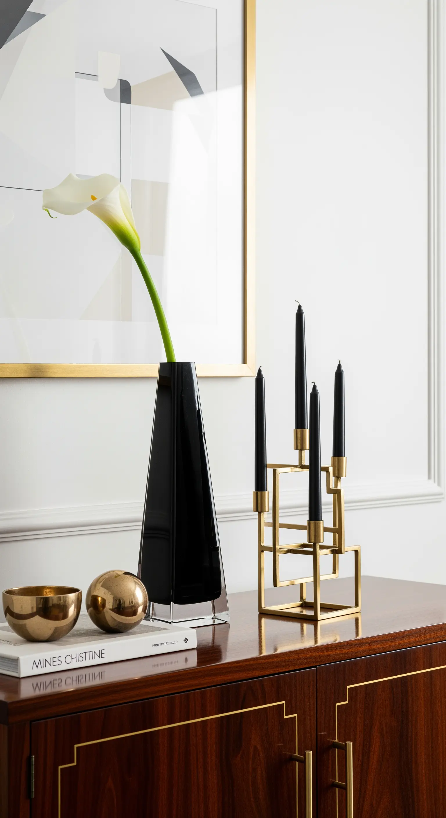 Moderne Deko in Schwarz und Gold mit Calla-Lilie und skulpturalem Kerzenhalter.