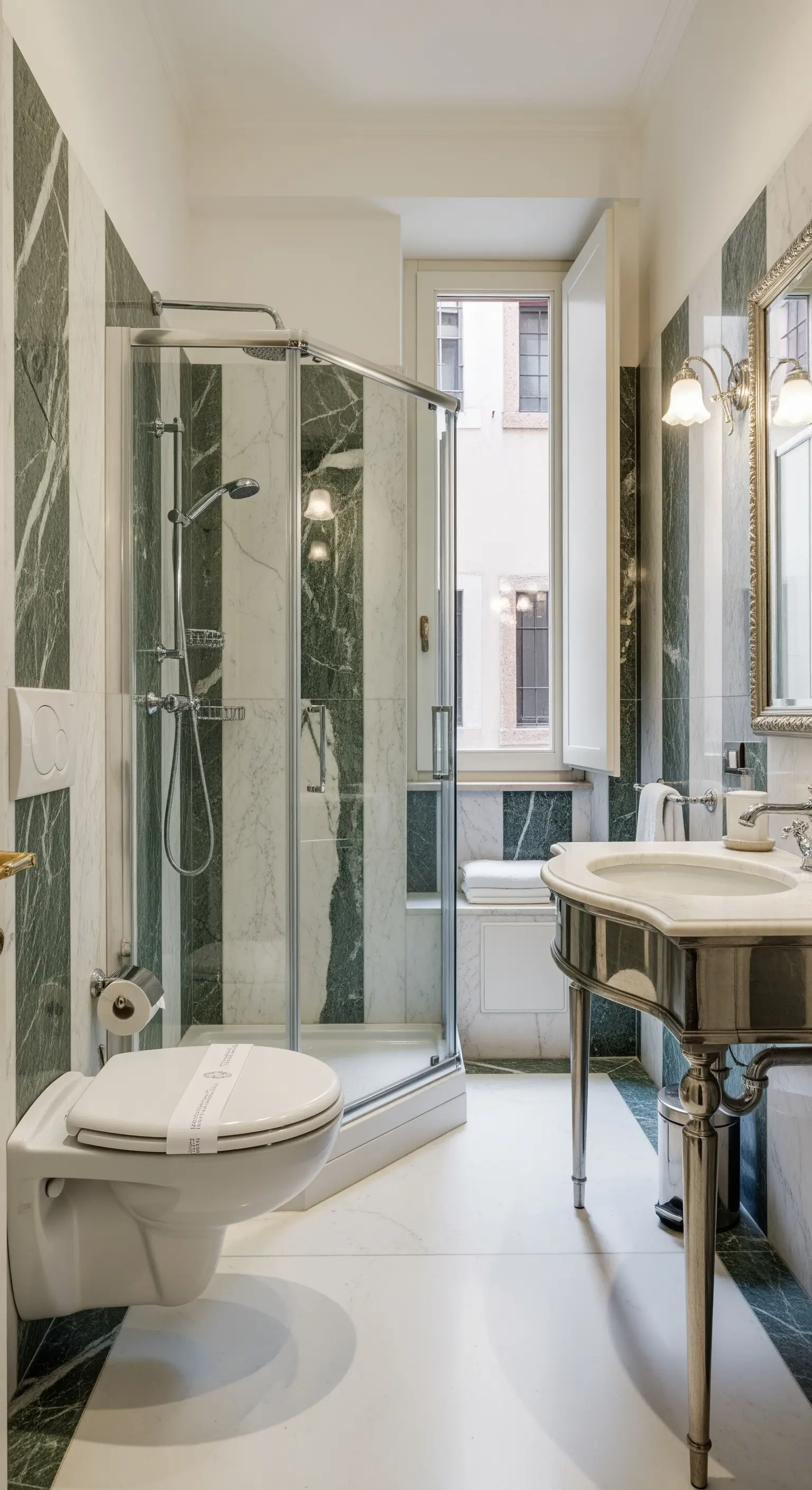 Schmales Badezimmer mit vertikalen Streifen aus grünem und weißem Marmor.