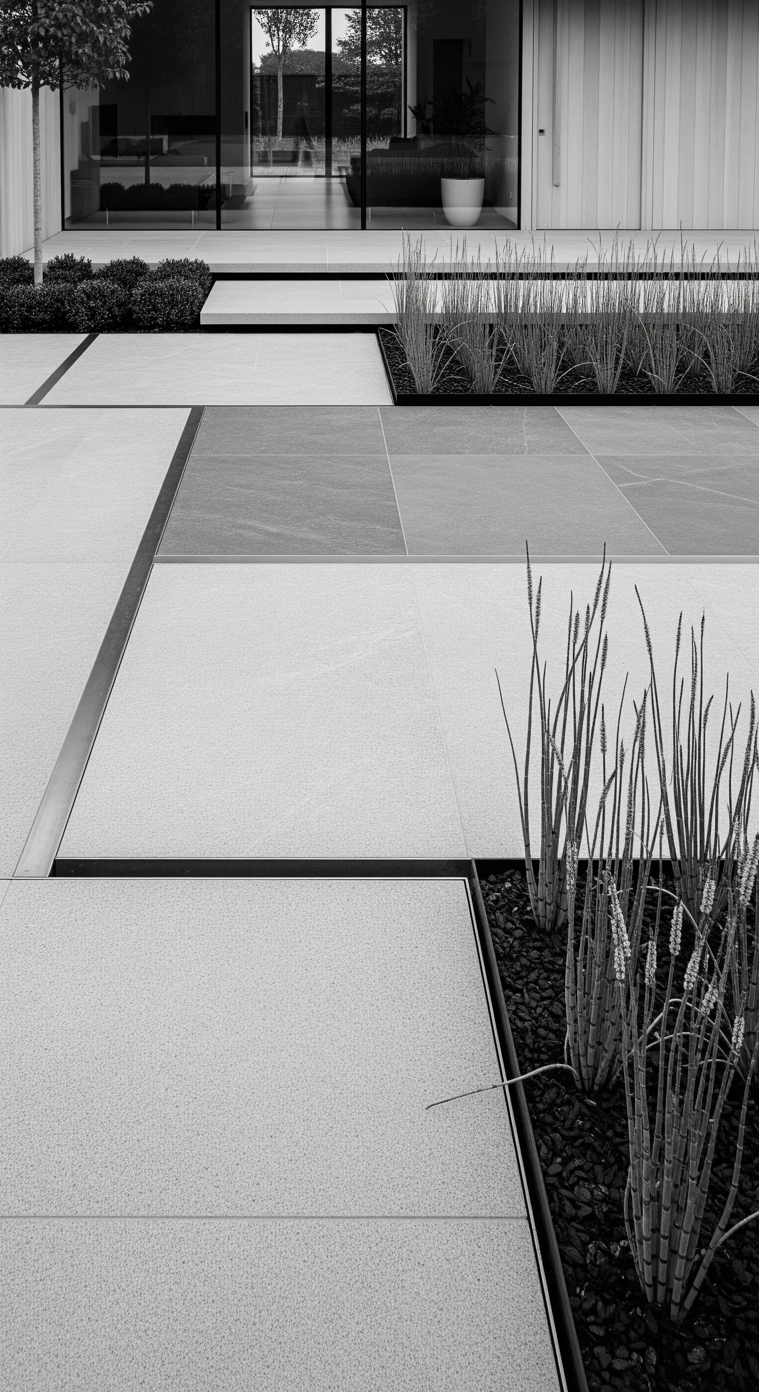 Japandi Vorgarten mit geometrischen Platten, Kies und Schachtelhalm