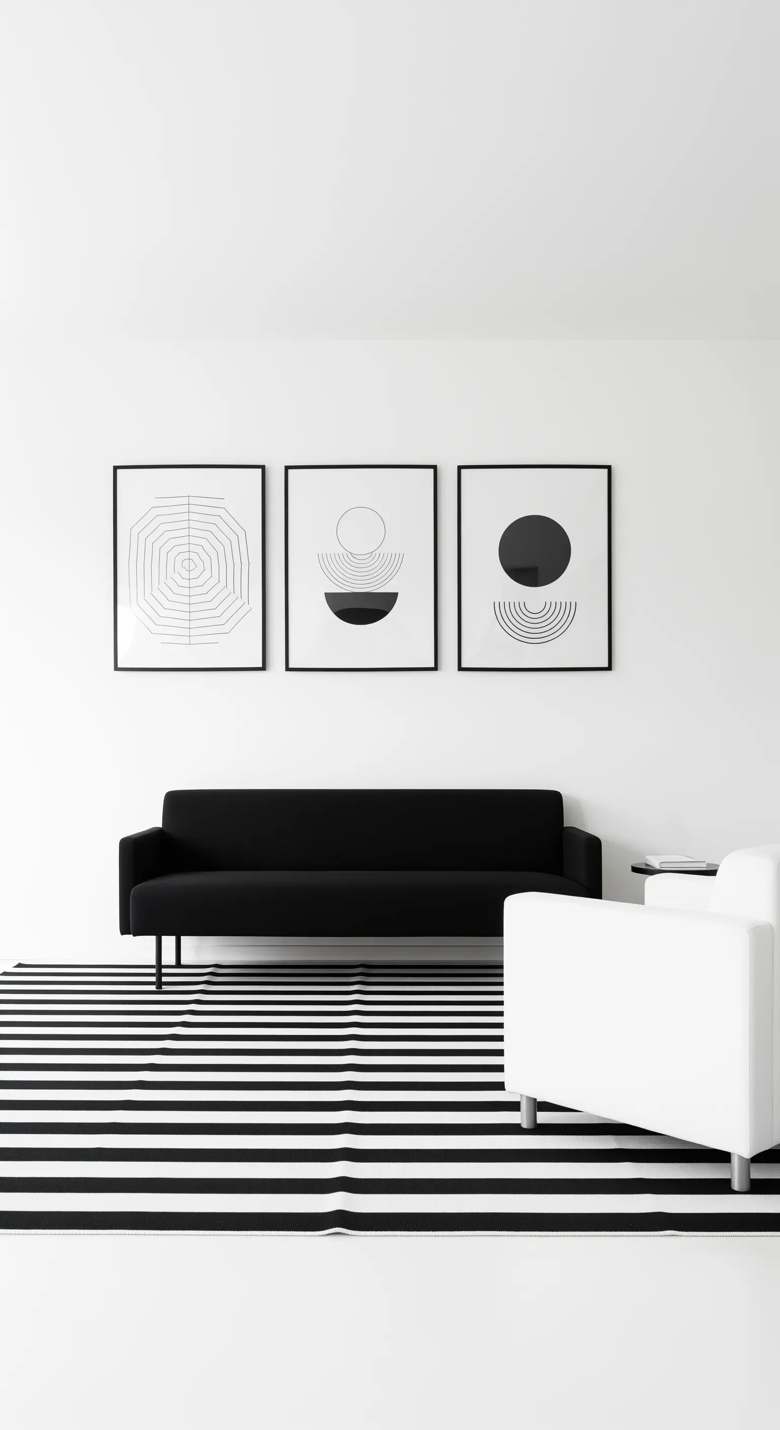Schwarz-weißes Wohnzimmer mit gestreiftem Teppich und grafischer Kunst.