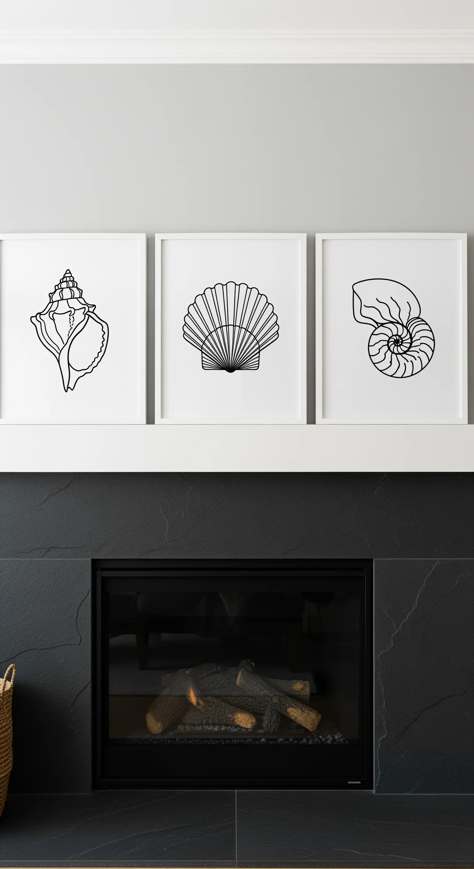 Drei gerahmte Bilder mit minimalistischen Muschel-Zeichnungen über einem Kamin.