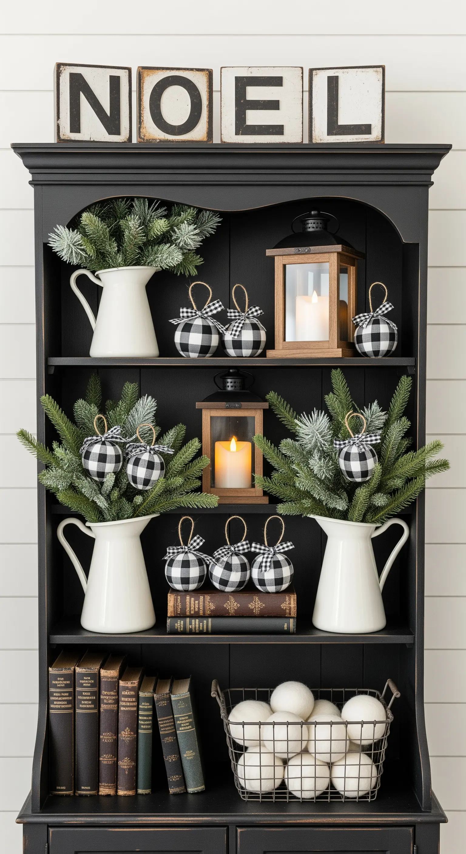 Schwarzes Regal mit weißer Keramik, Karomuster-Kugeln und Laternen