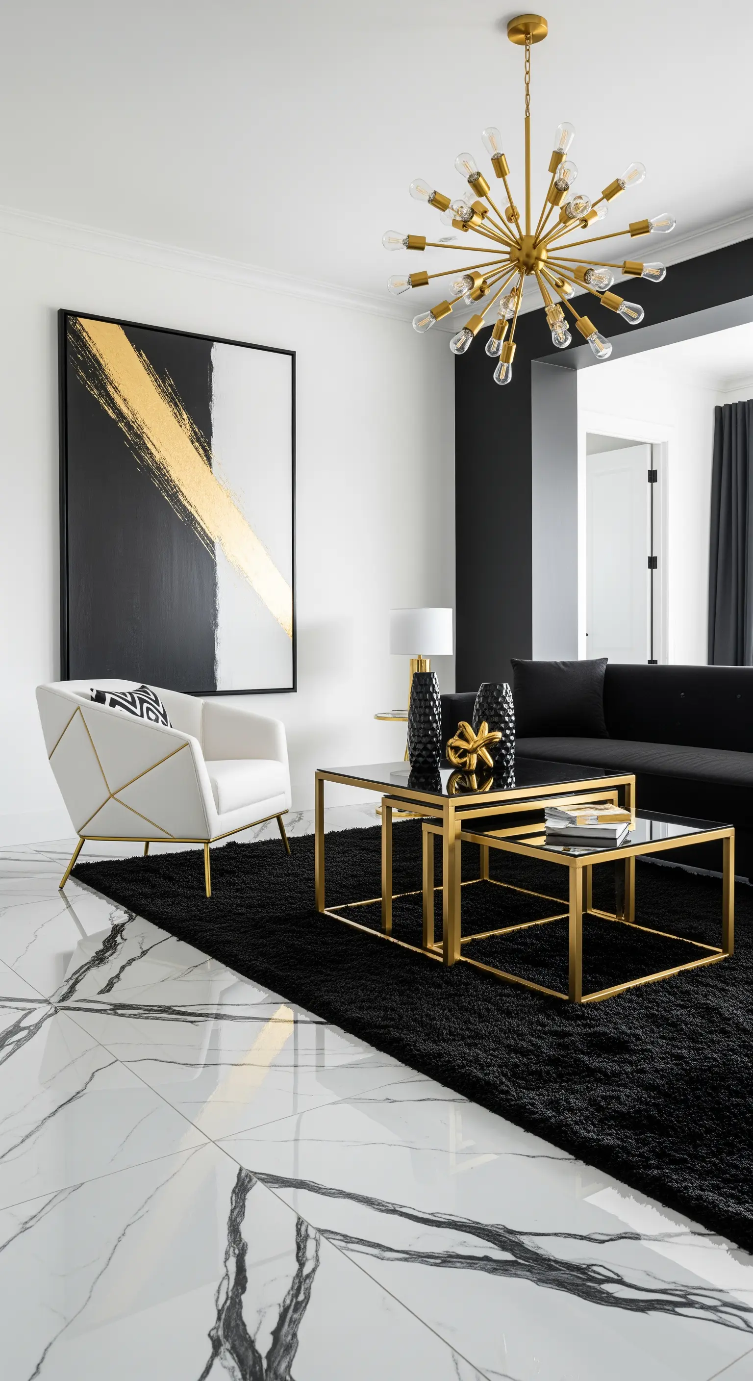 Schwarz-weißes Wohnzimmer mit Marmorfliesen und eleganten goldenen Möbeln und einer Leuchte.