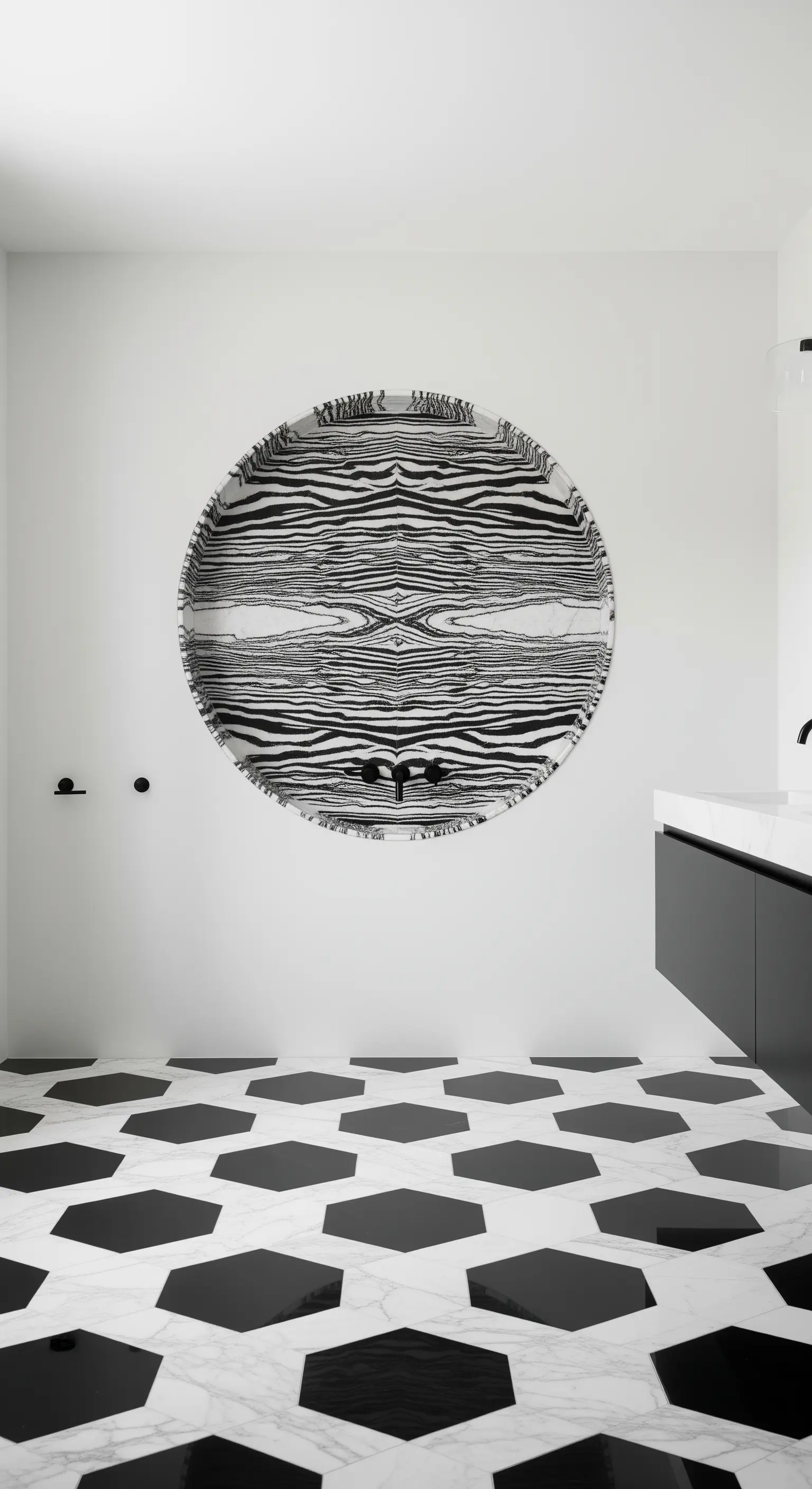 Große, runde Wandnische mit schwarz-weißem Zebramuster als Blickfang im Bad.