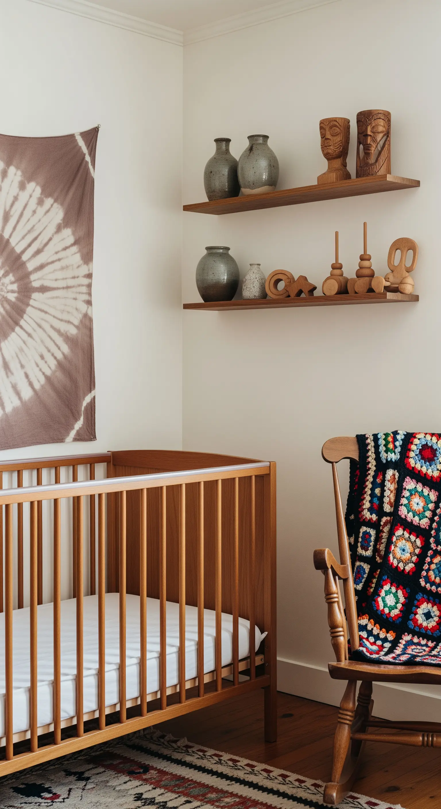 Boho-Kinderzimmer mit einer bunten Häkeldecke, Holzspielzeug und Keramik.