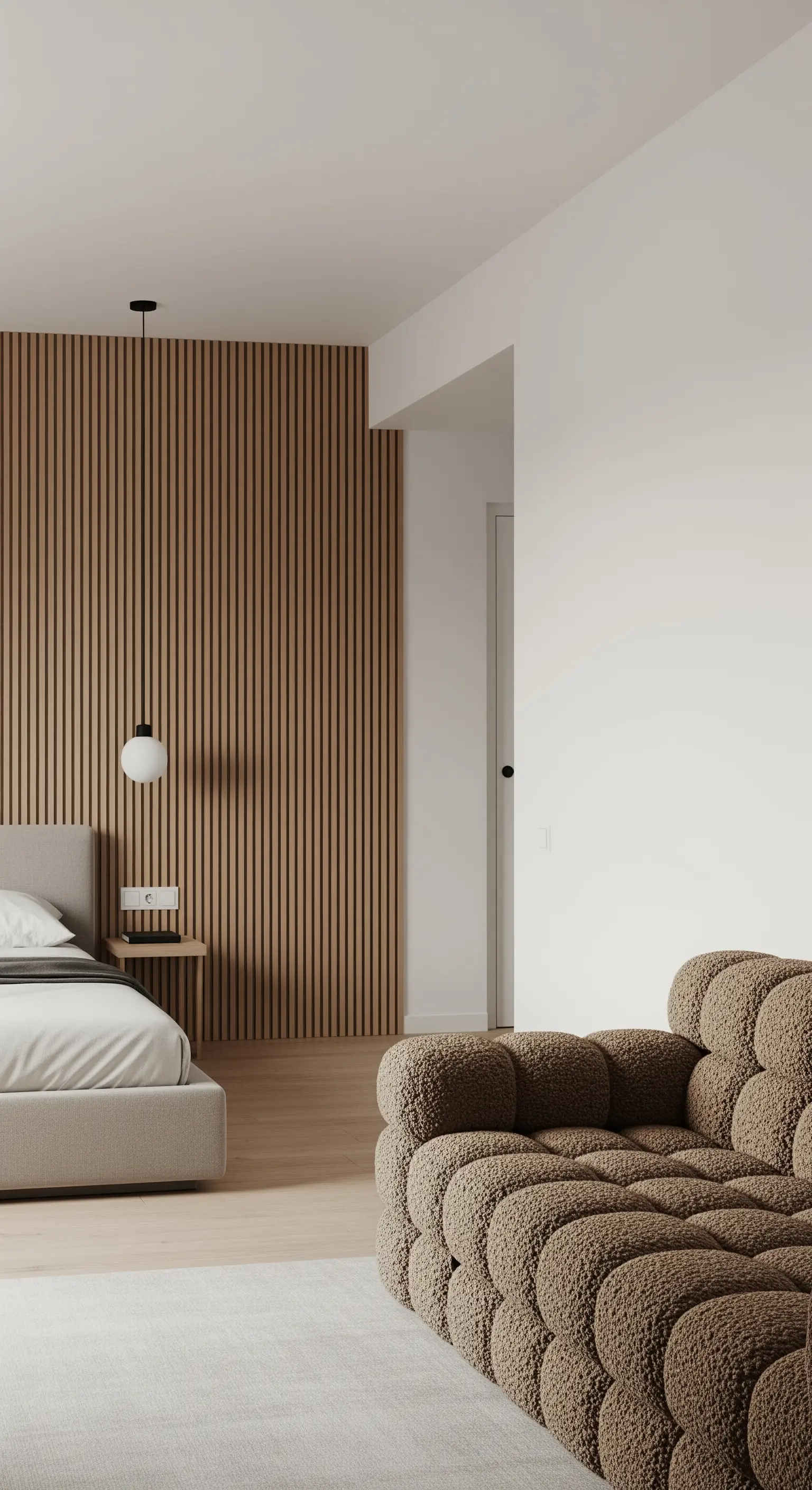 Schlafbereich mit einer Wand aus vertikalen Holzlamellen hinter dem Bett