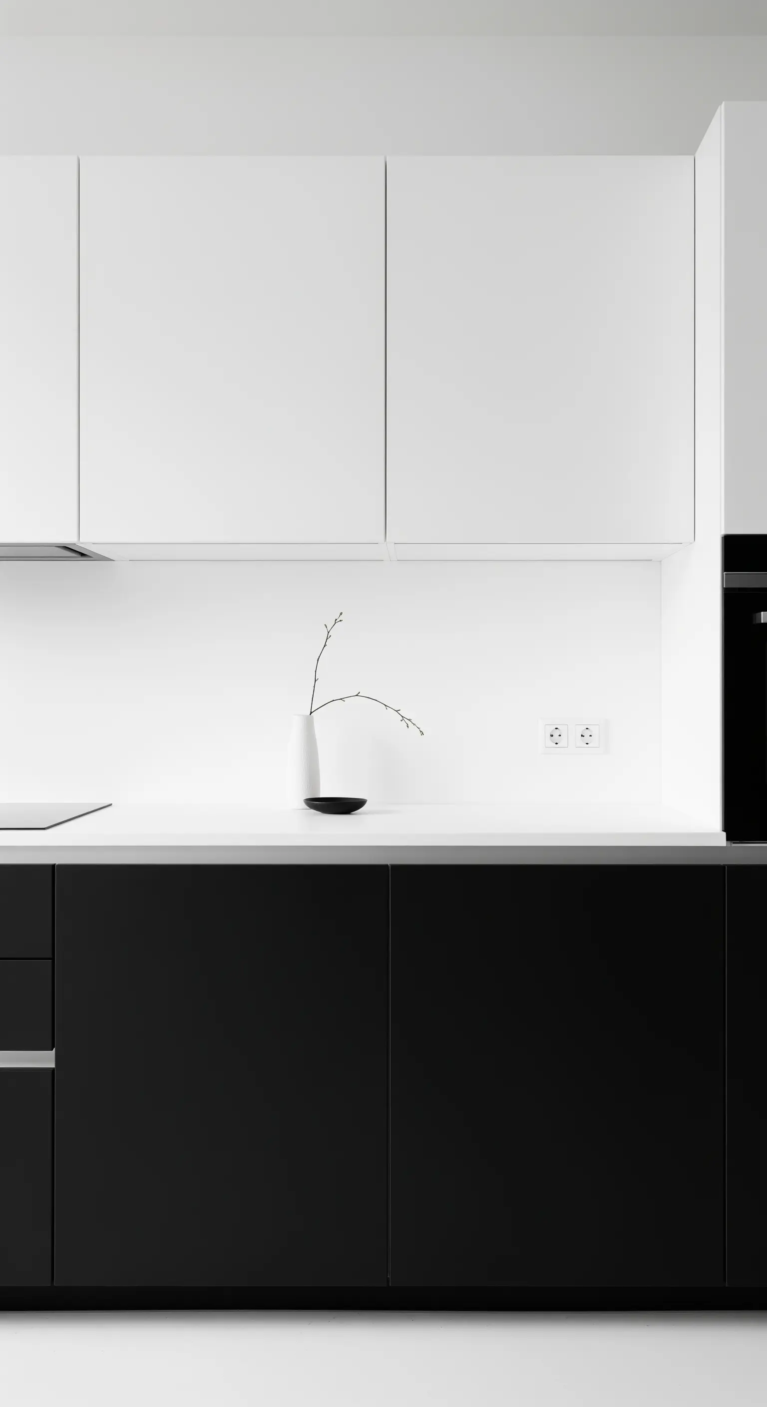 Minimalistische Küche mit schwarzen Unterschränken und weißen Oberschränken.