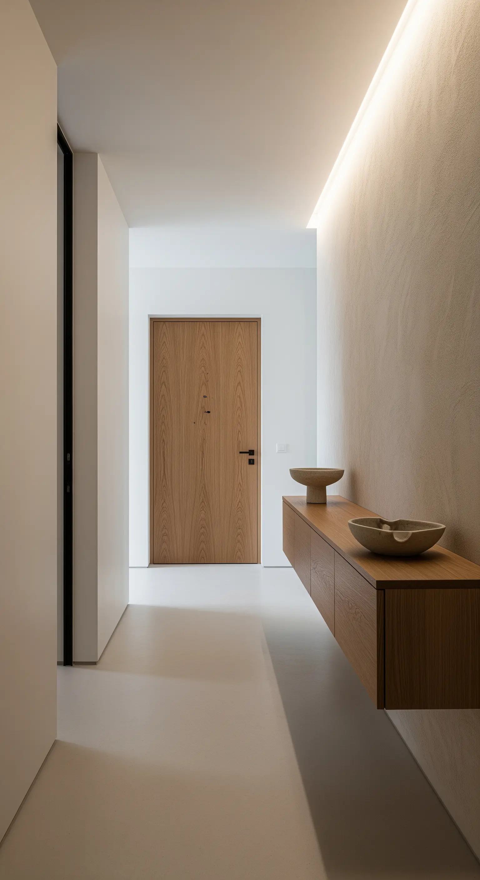 Minimalistischer Flur mit indirekter Deckenbeleuchtung und schwebendem Holz-Sideboard