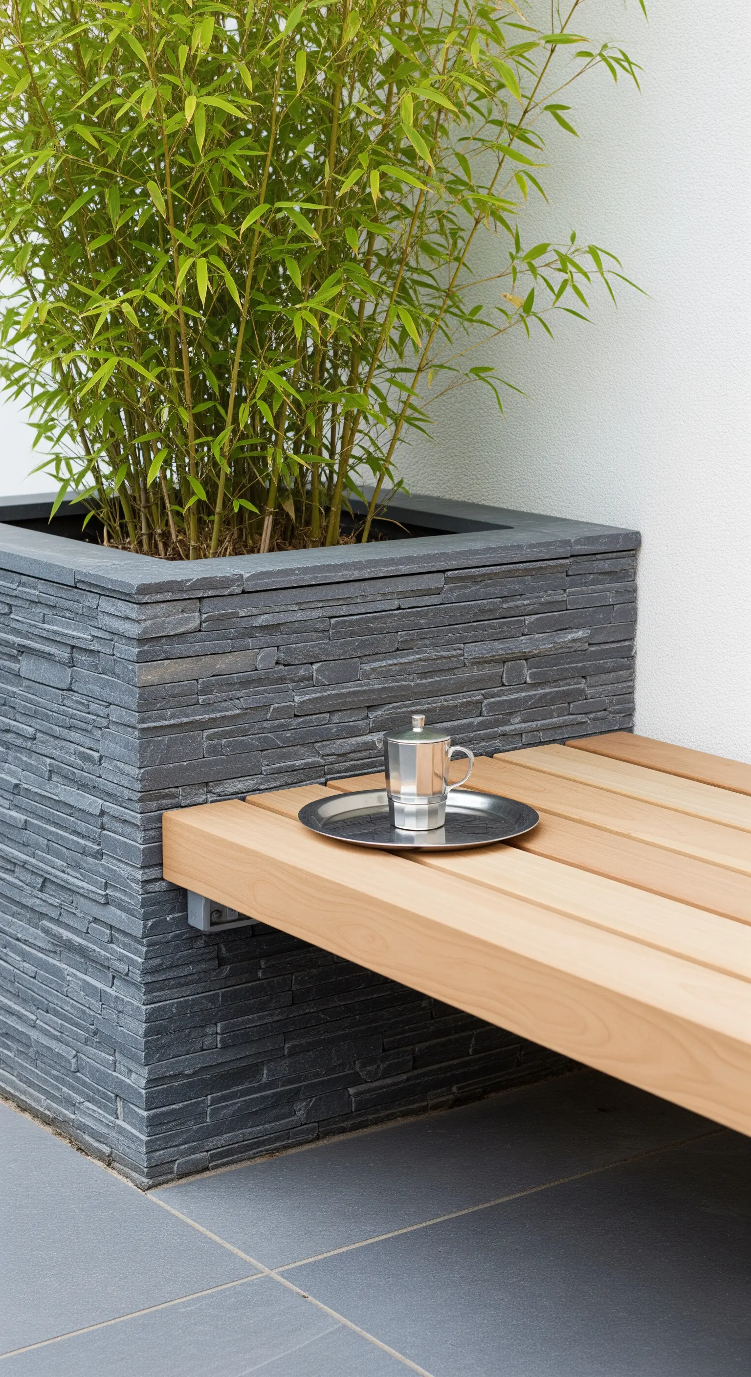 Japandi Bank mit Bambus-Pflanzkübel