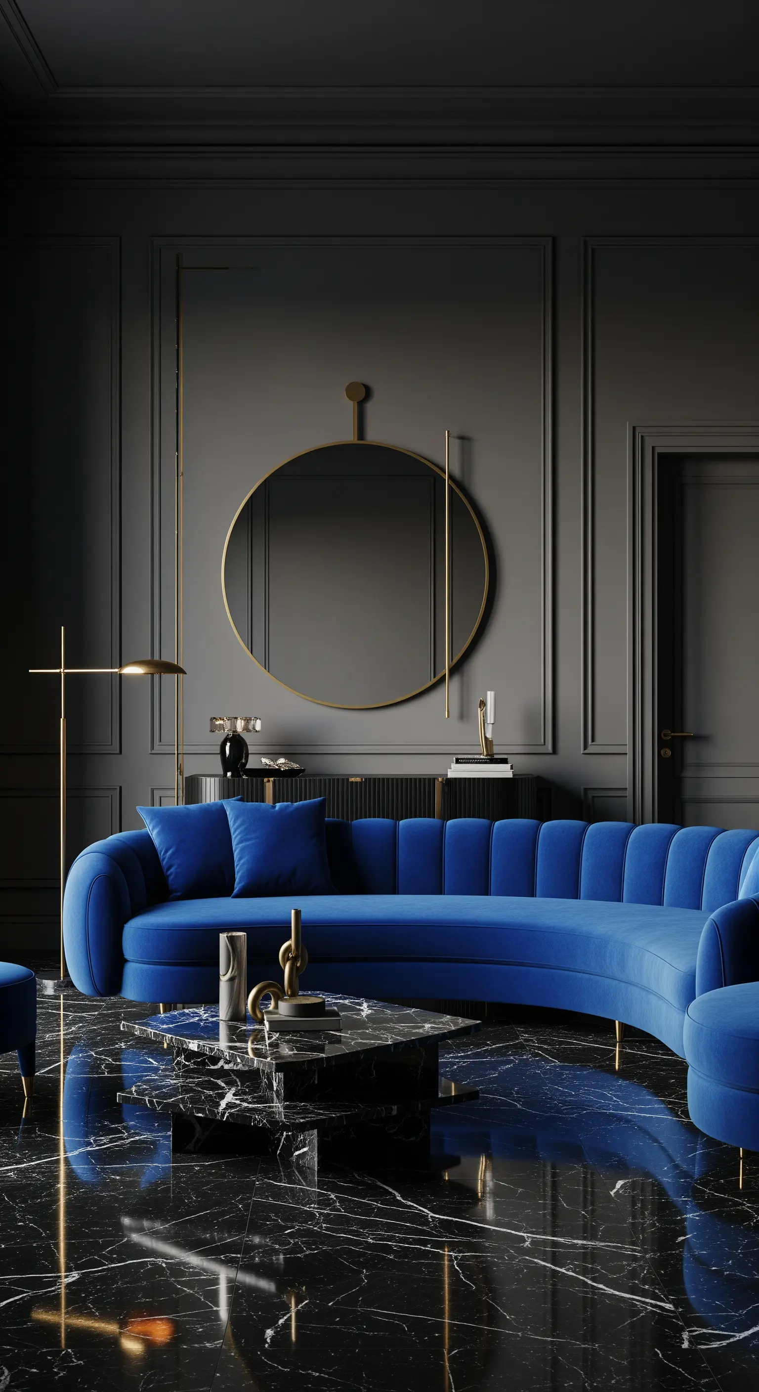 Kobaltblaues Samtsofa als Farbakzent in einem dunklen, grauen Raum.