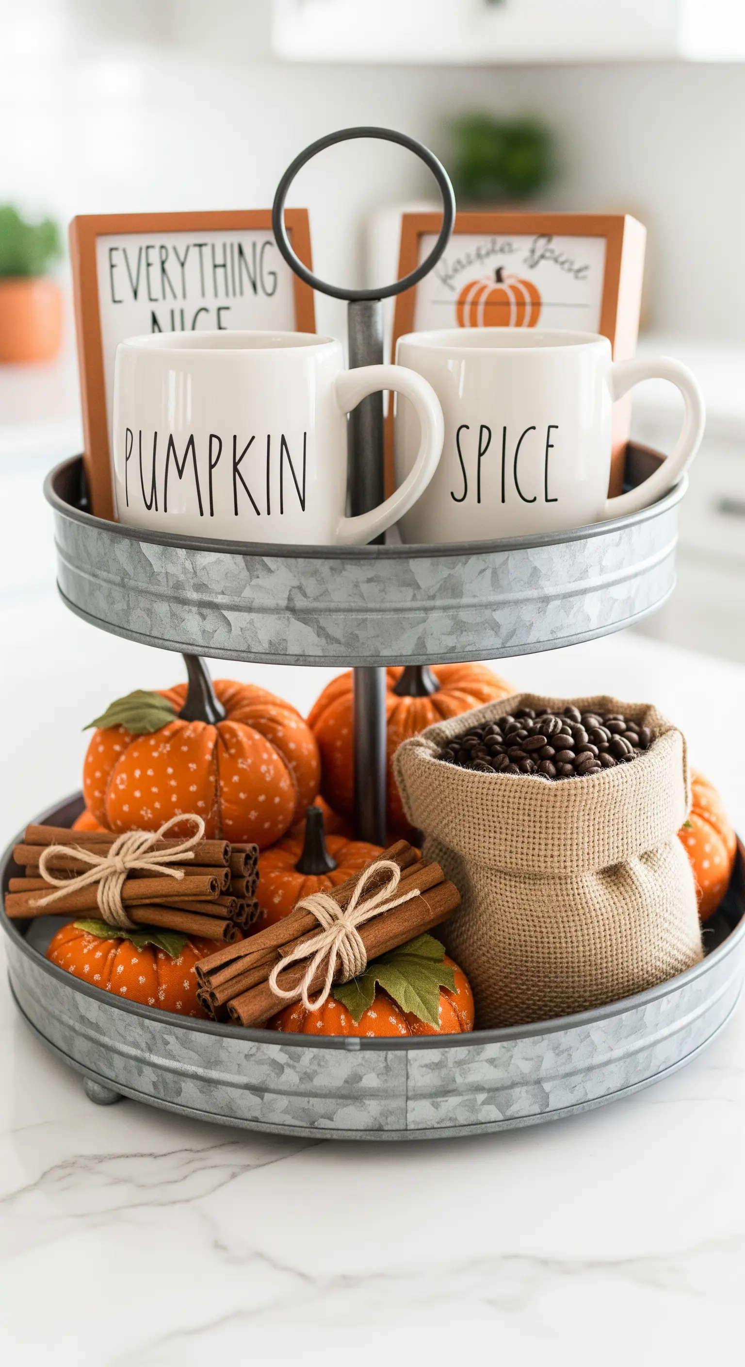 Etagere im Farmhouse-Stil mit Pumpkin-Spice-Tassen und Kaffeebohnen.
