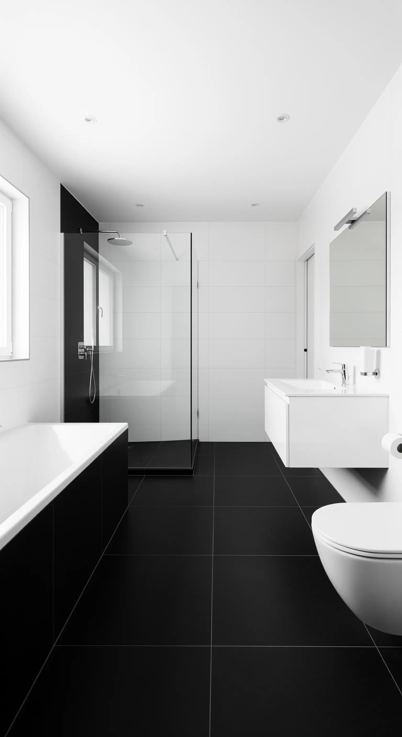 Modernes Badezimmer mit schwarzem Fliesenboden und weißen Wänden für hohen Kontrast.