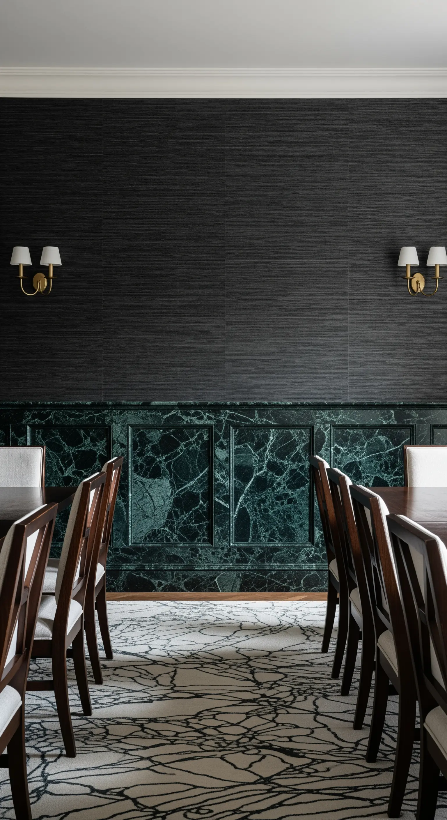 Esszimmer mit einer unteren Wandverkleidung aus dunklem, grünen Marmor und dunkler Tapete.