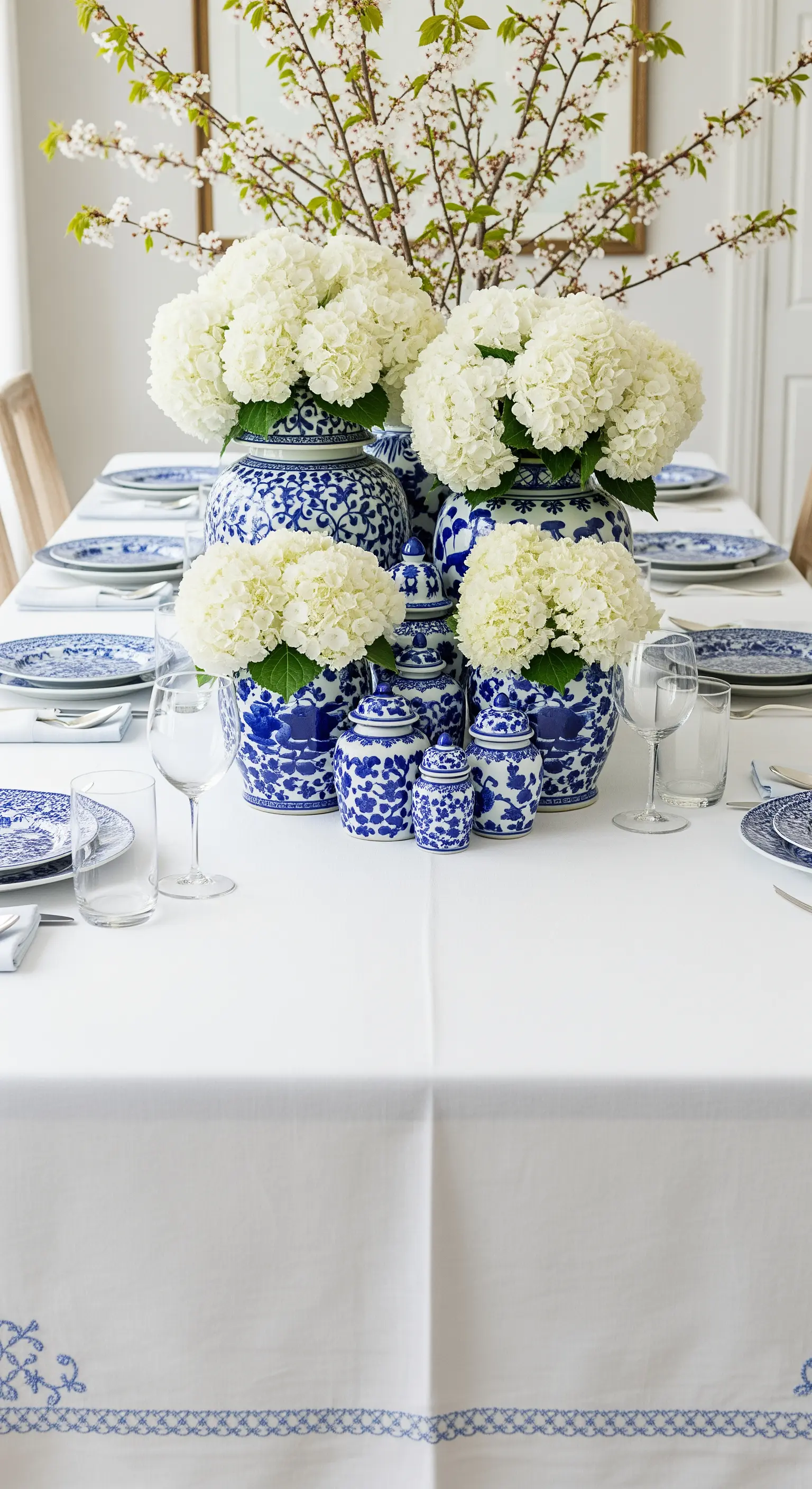 Tischdeko mit weißen Hortensien in blau-weißen Chinoiserie-Vasen