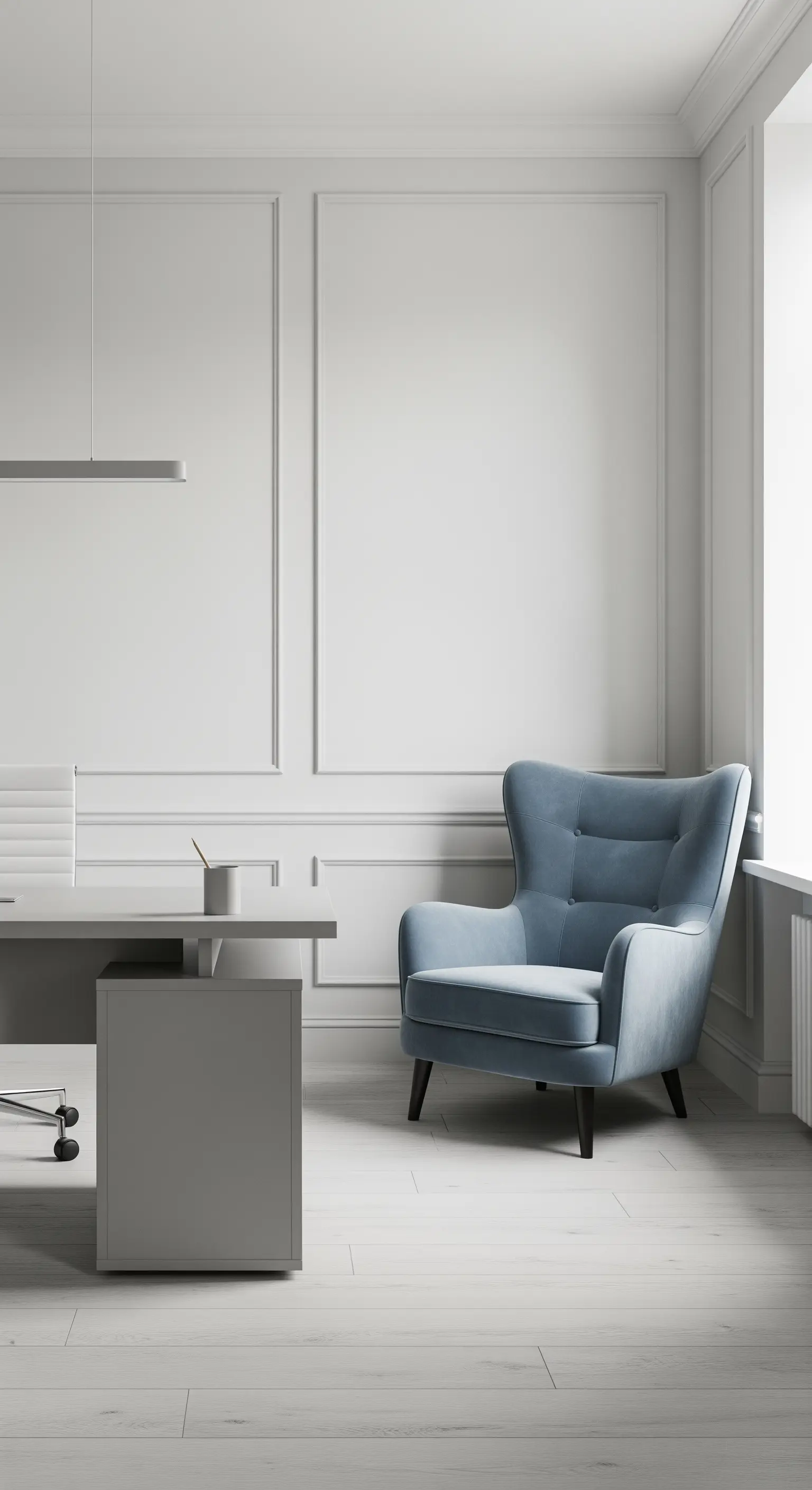 Helles Büro mit klassischen Wandpaneelen und einem modernen blauen Sessel.