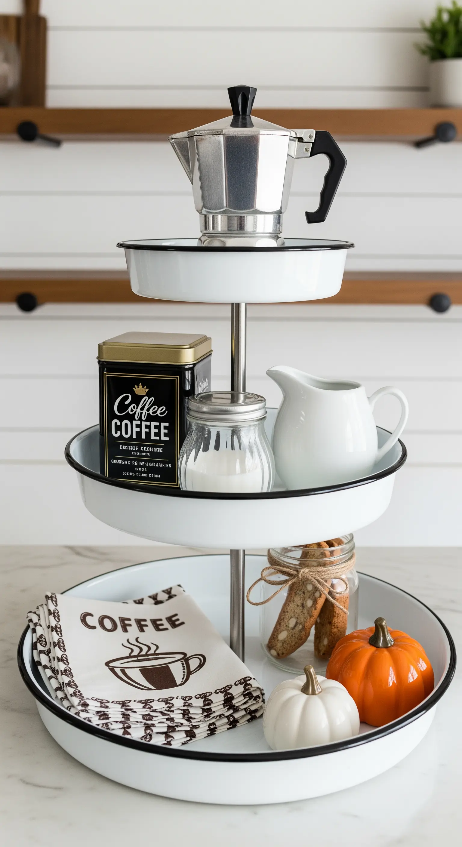 Weiße Emaille-Etagere als Kaffeestation mit Espressokanne