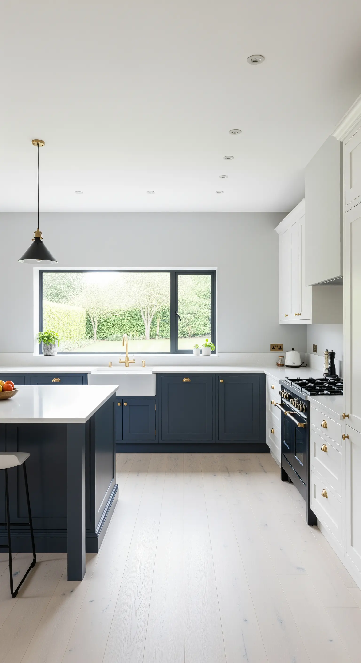 Zweifarbige Küche mit marineblauen Unterschränken und weißen Oberschränken