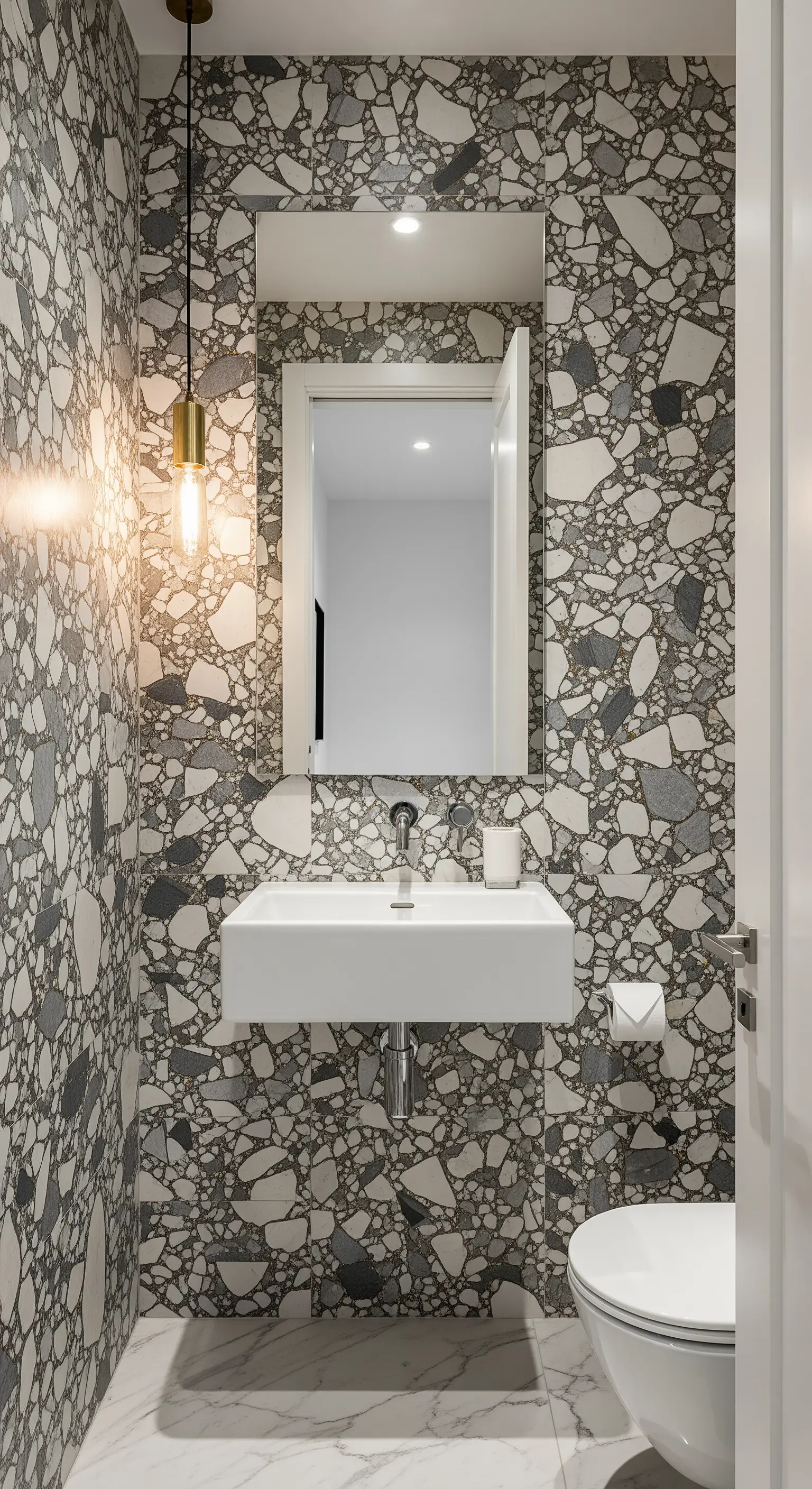 Kleines Gästebad mit auffälligen Terrazzo-Wänden und einer einzelnen Hängelampe.