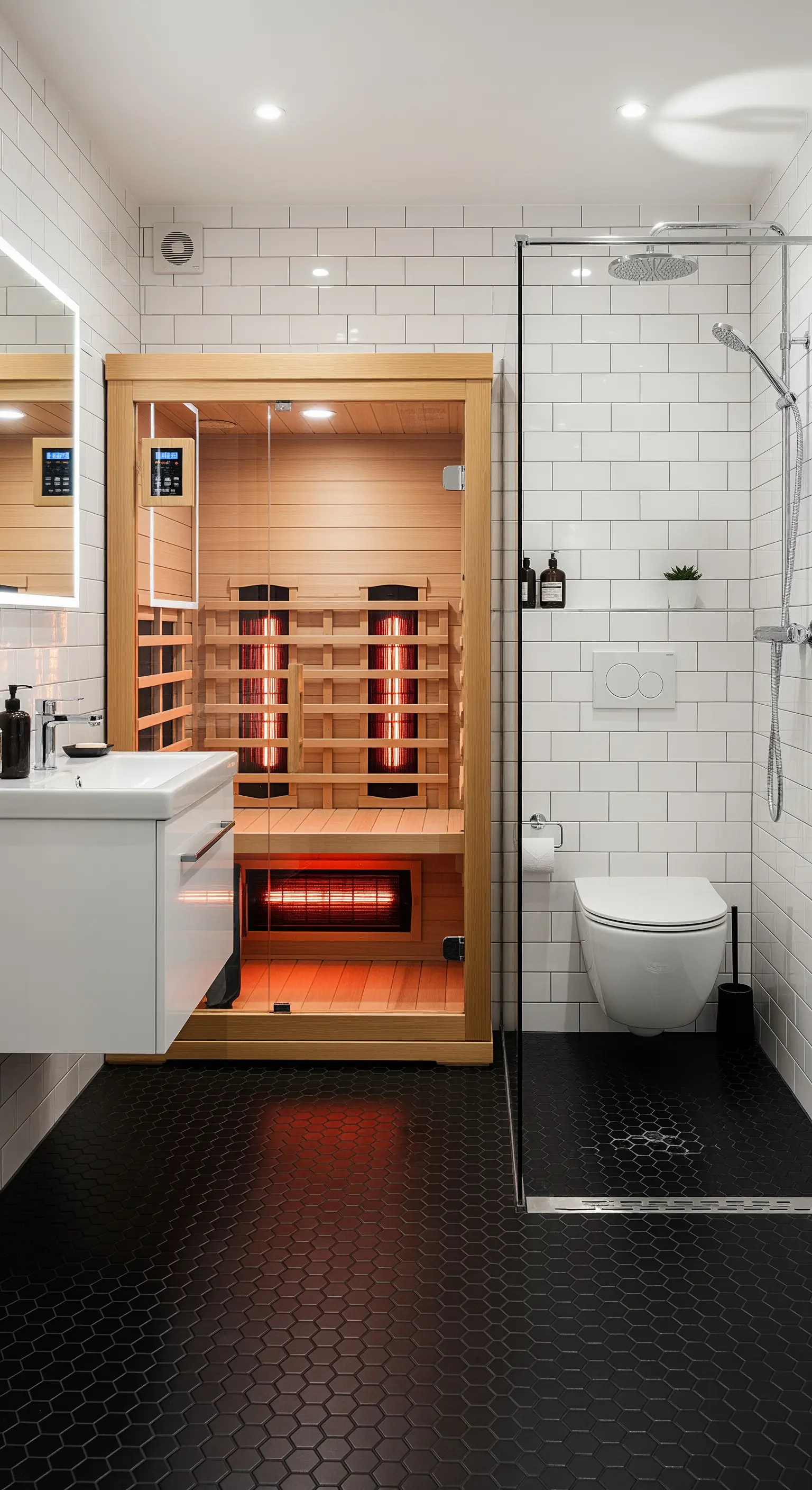 Kleines Bad mit Metrofliesen und integrierter Infrarotsauna.