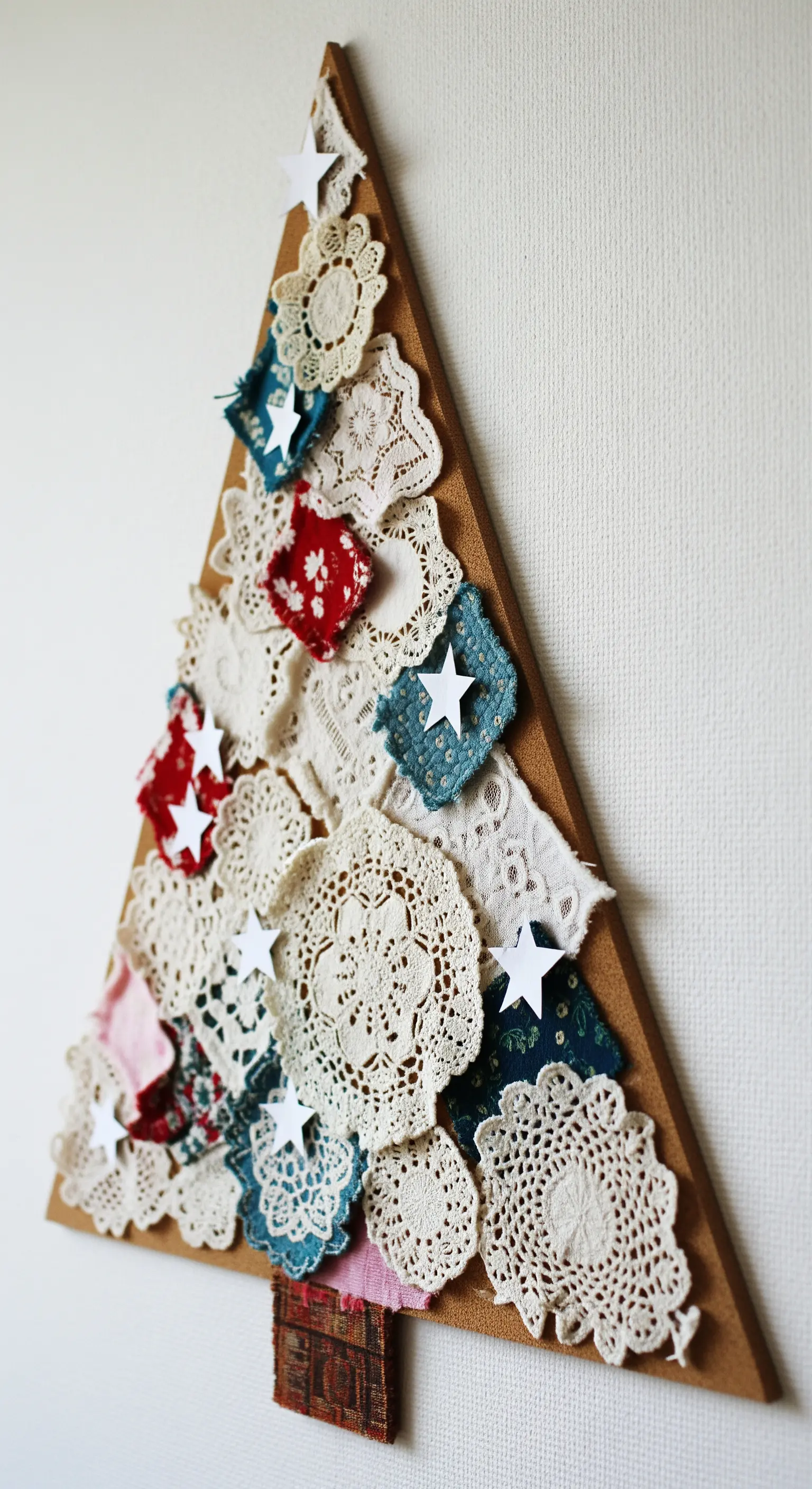 Wanddeko: Weihnachtsbaum aus Holz, Spitze und Stoffresten mit Sternen