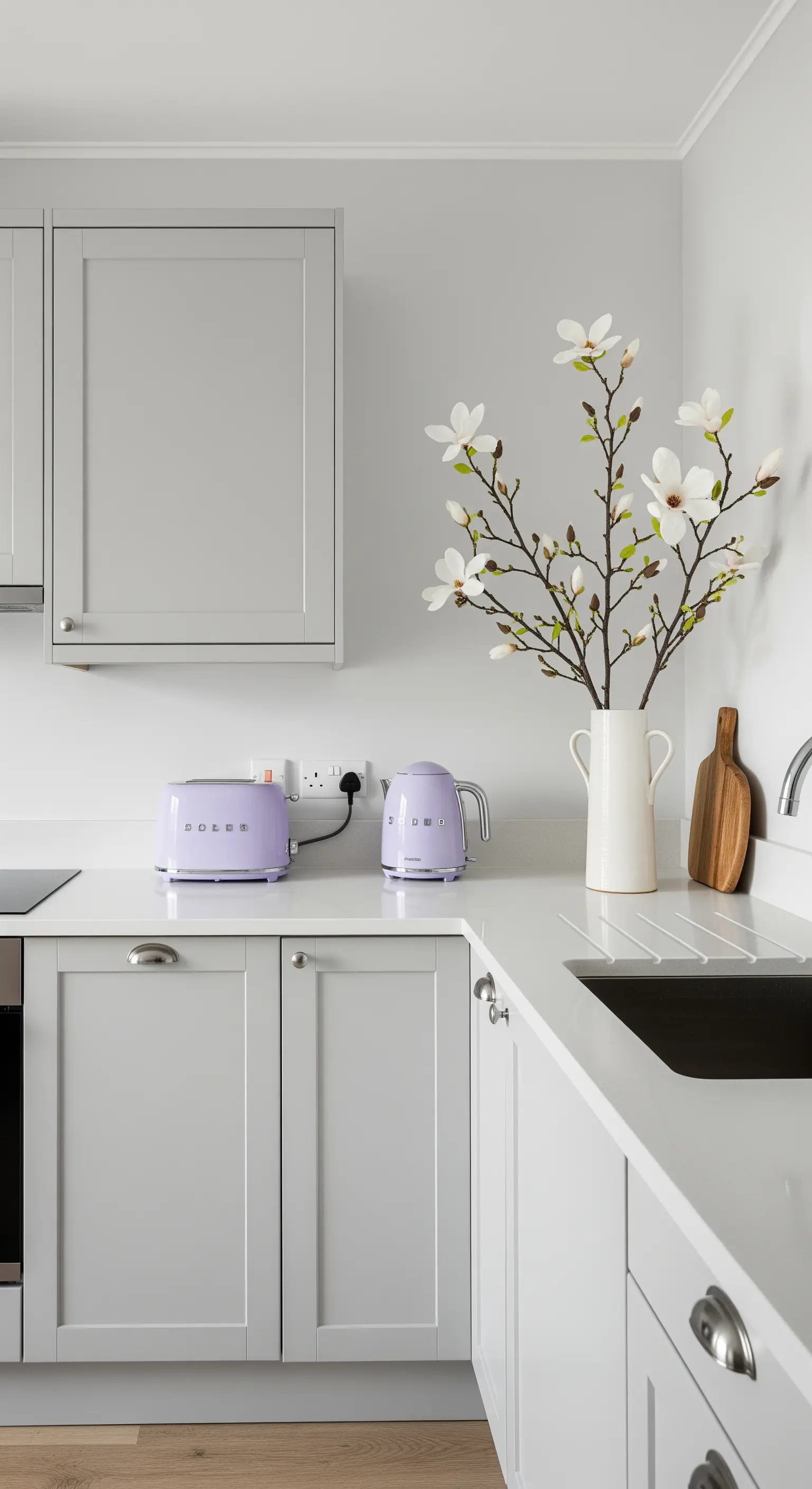 Hellgraue Küche mit einem Toaster und Wasserkocher in zartem Lavendel