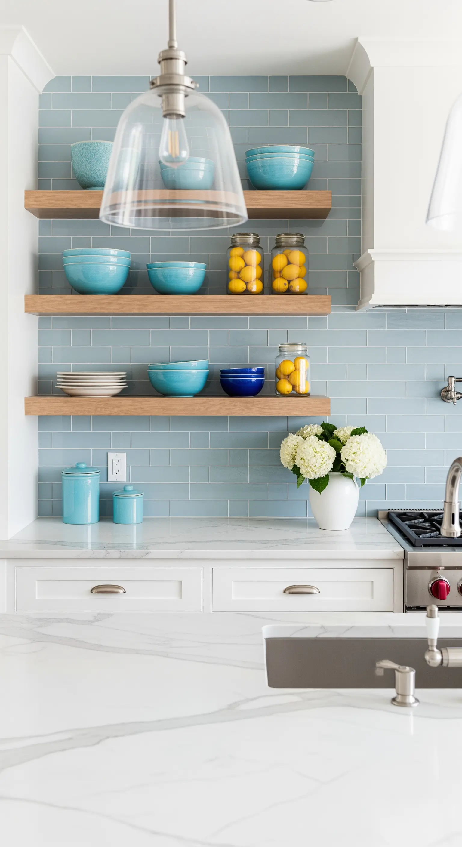 Offene Küchenregale, blaue Schüsseln, Zitronen