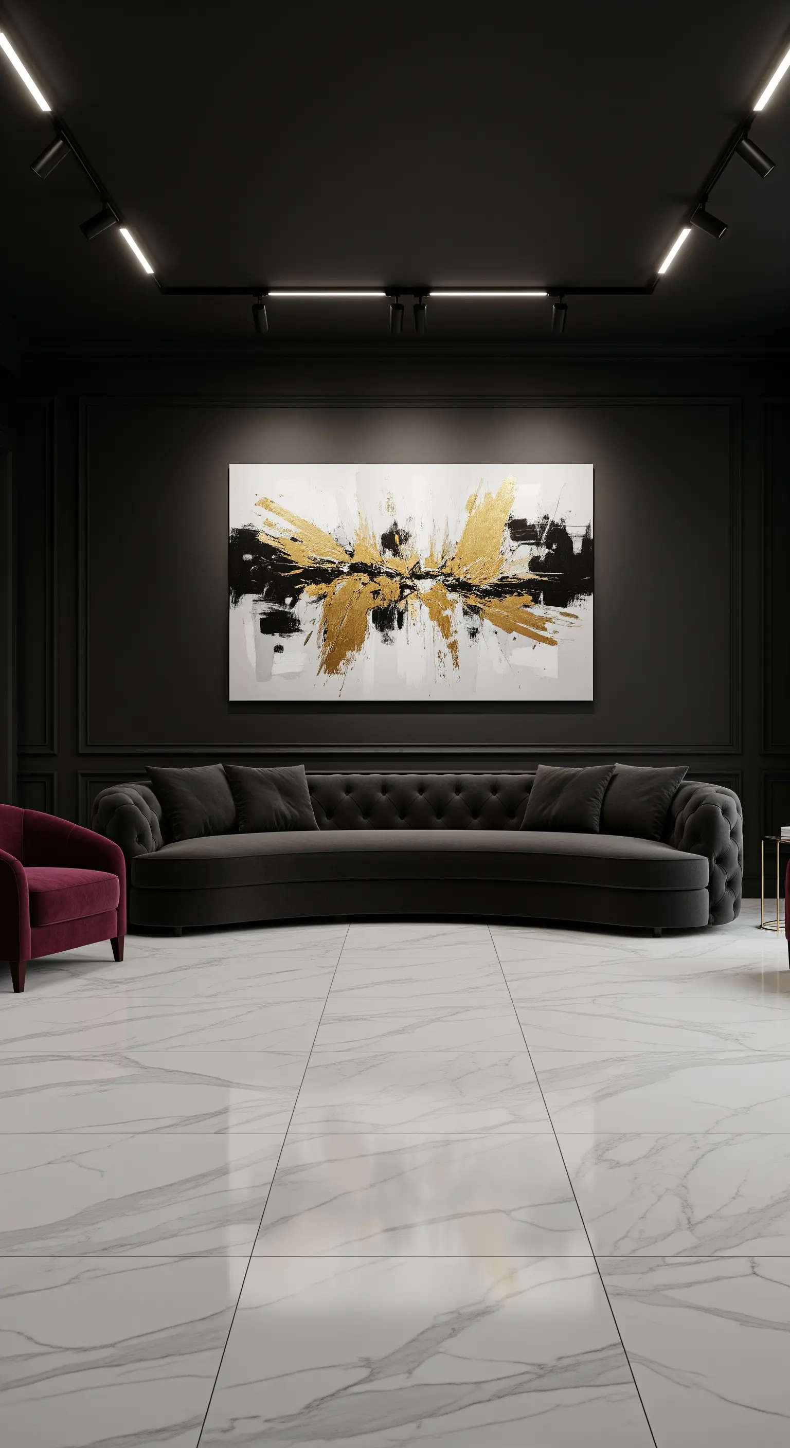 Großes, abstraktes Kunstwerk mit Goldakzenten an einer schwarzen Wand über einem geschwungenen Sofa.