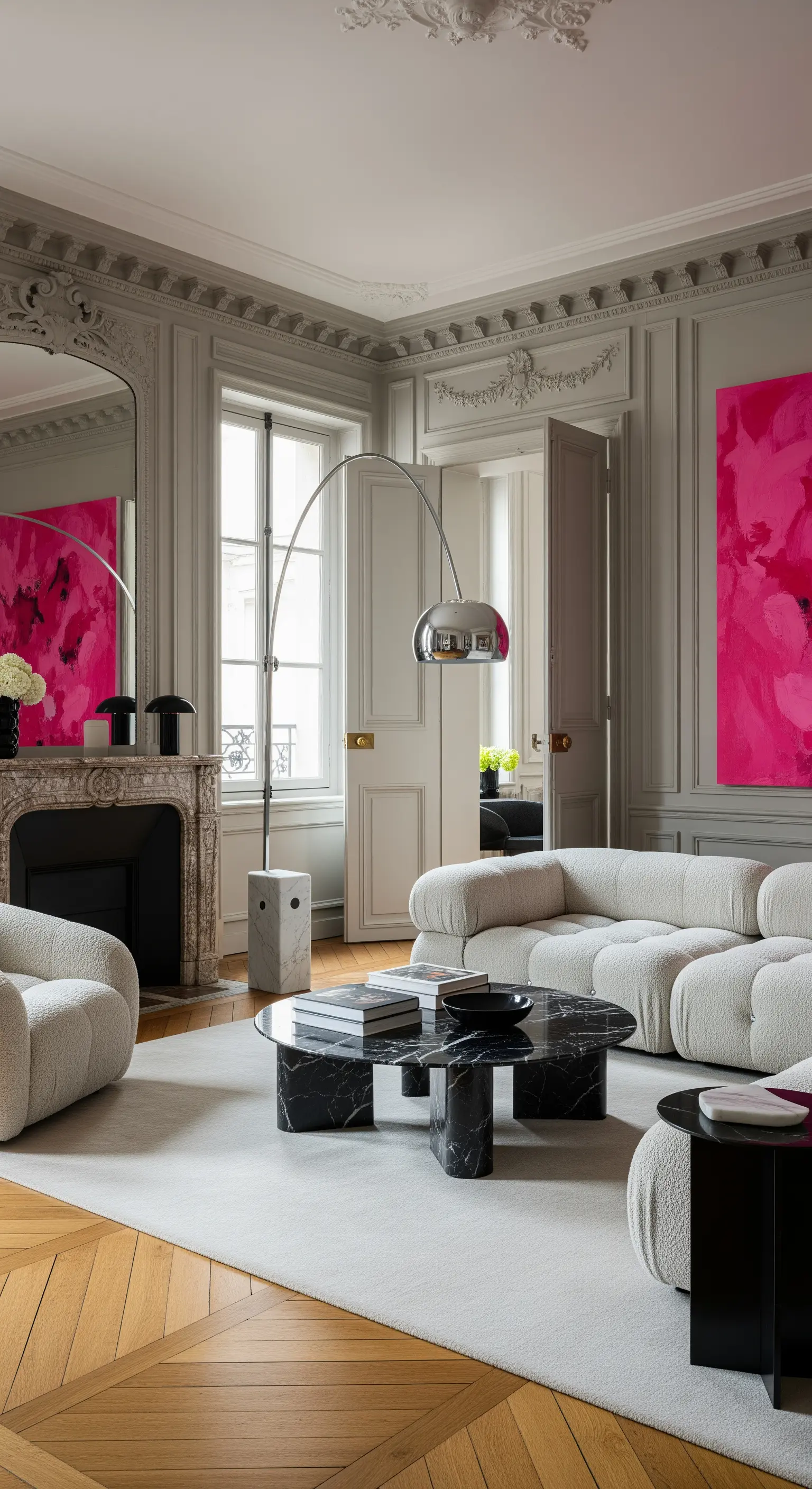 Modernes Wohnzimmer mit grauen Wänden, Bouclé-Möbeln und leuchtend pinker Kunst.
