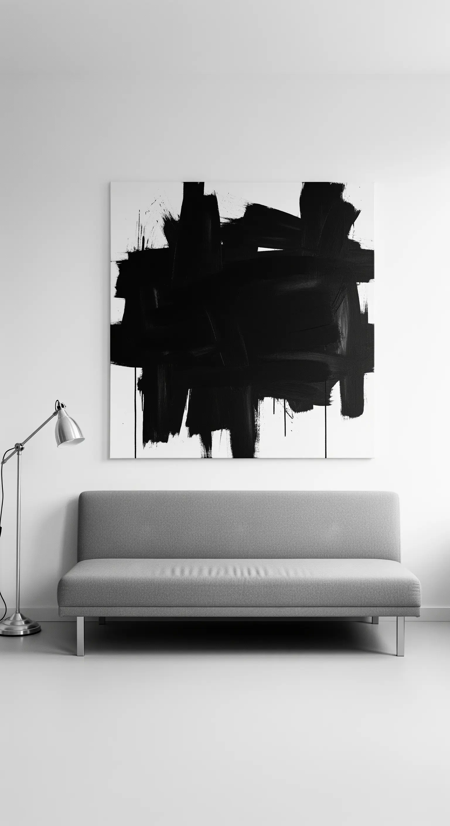 Großes, abstraktes Schwarz-Weiß-Gemälde hängt über einem schlichten grauen Sofa in einem weißen Raum.
